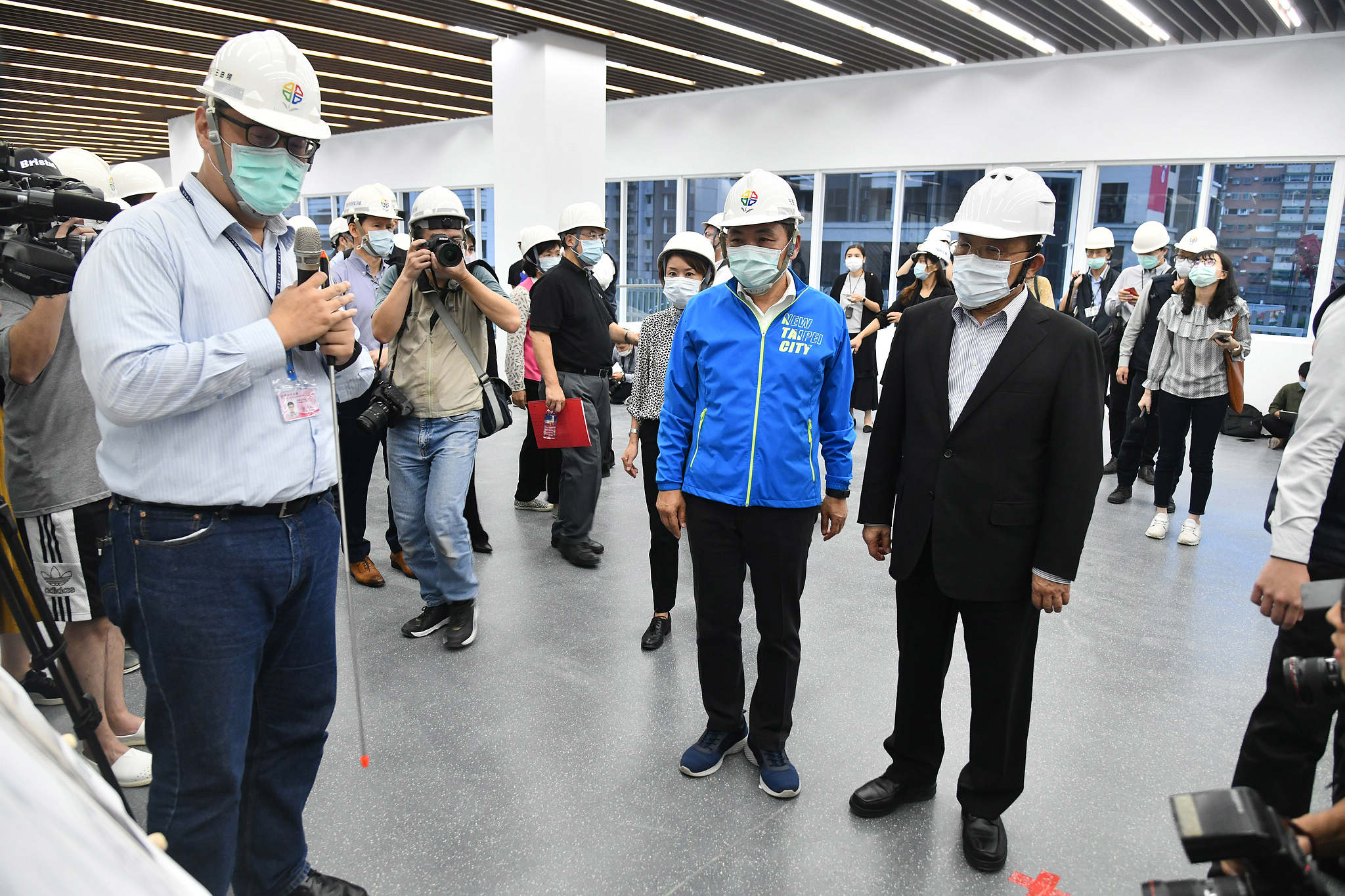 新北市長侯友宜與行政院長蘇貞昌前往新莊國家電影中心視察