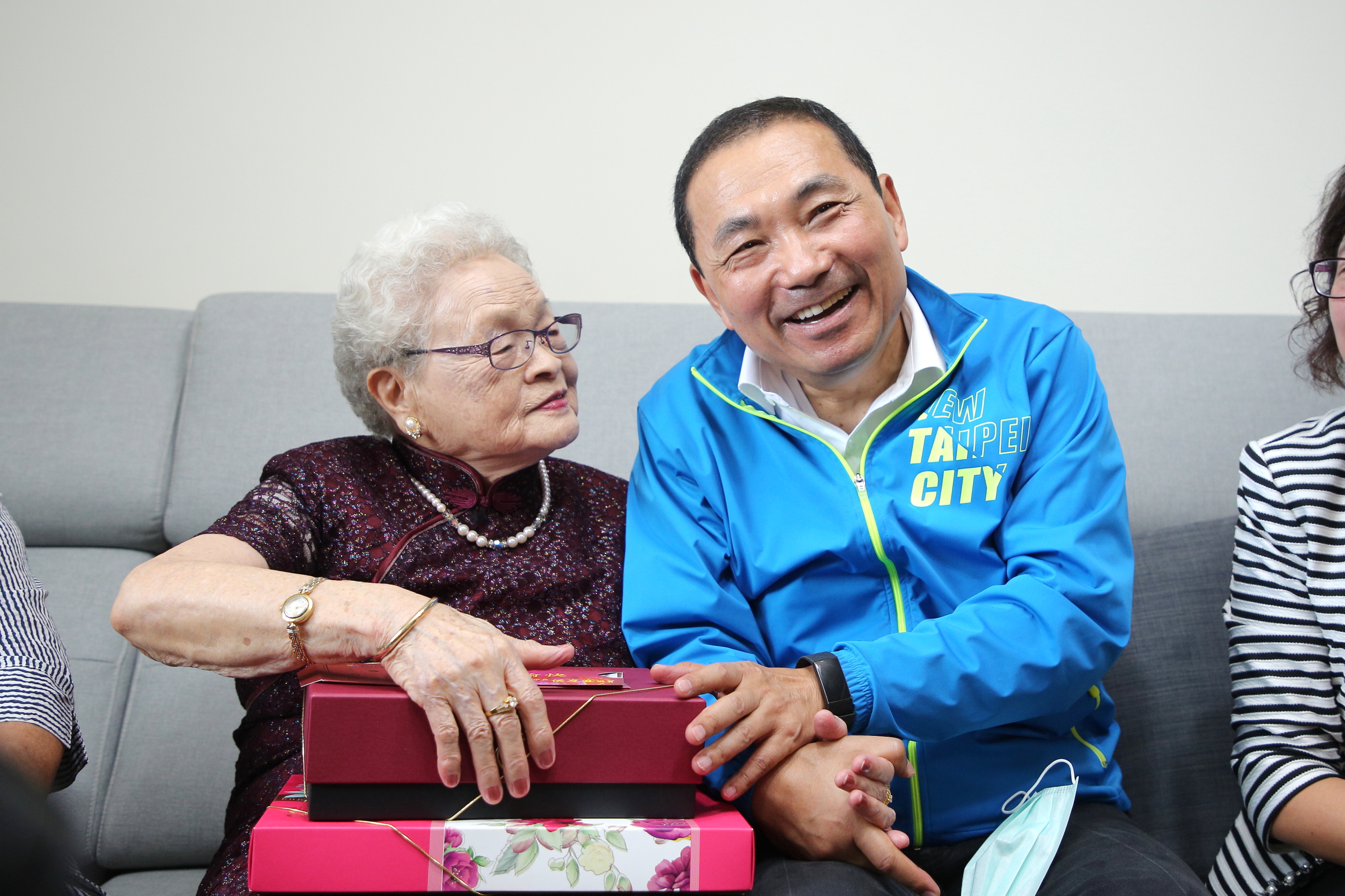 重陽節前夕侯友宜市長關懷百歲人瑞，致贈禮金禮品