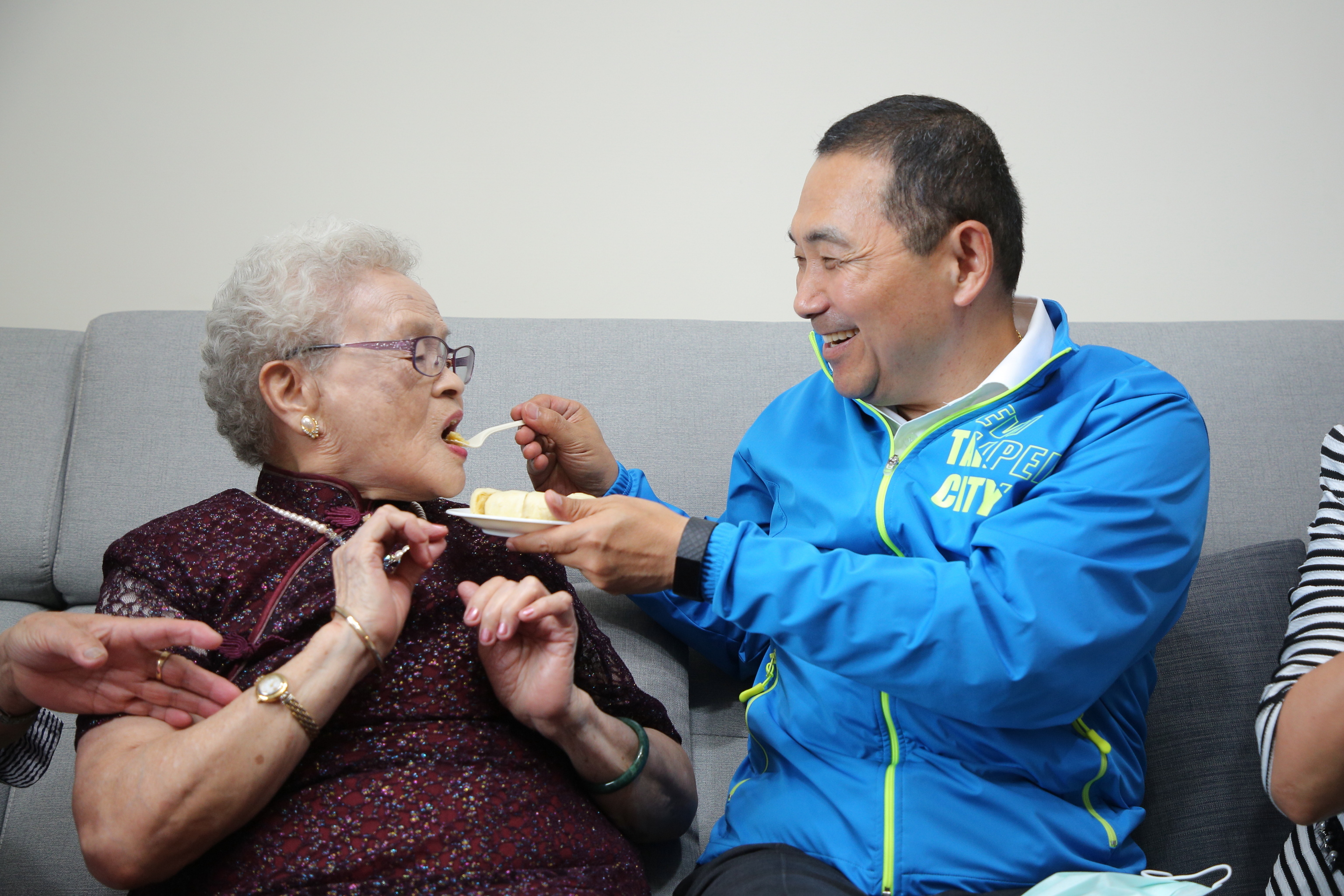 侯友宜市長與百歲人瑞閒話家常，親自餵食人瑞愛吃的小點心