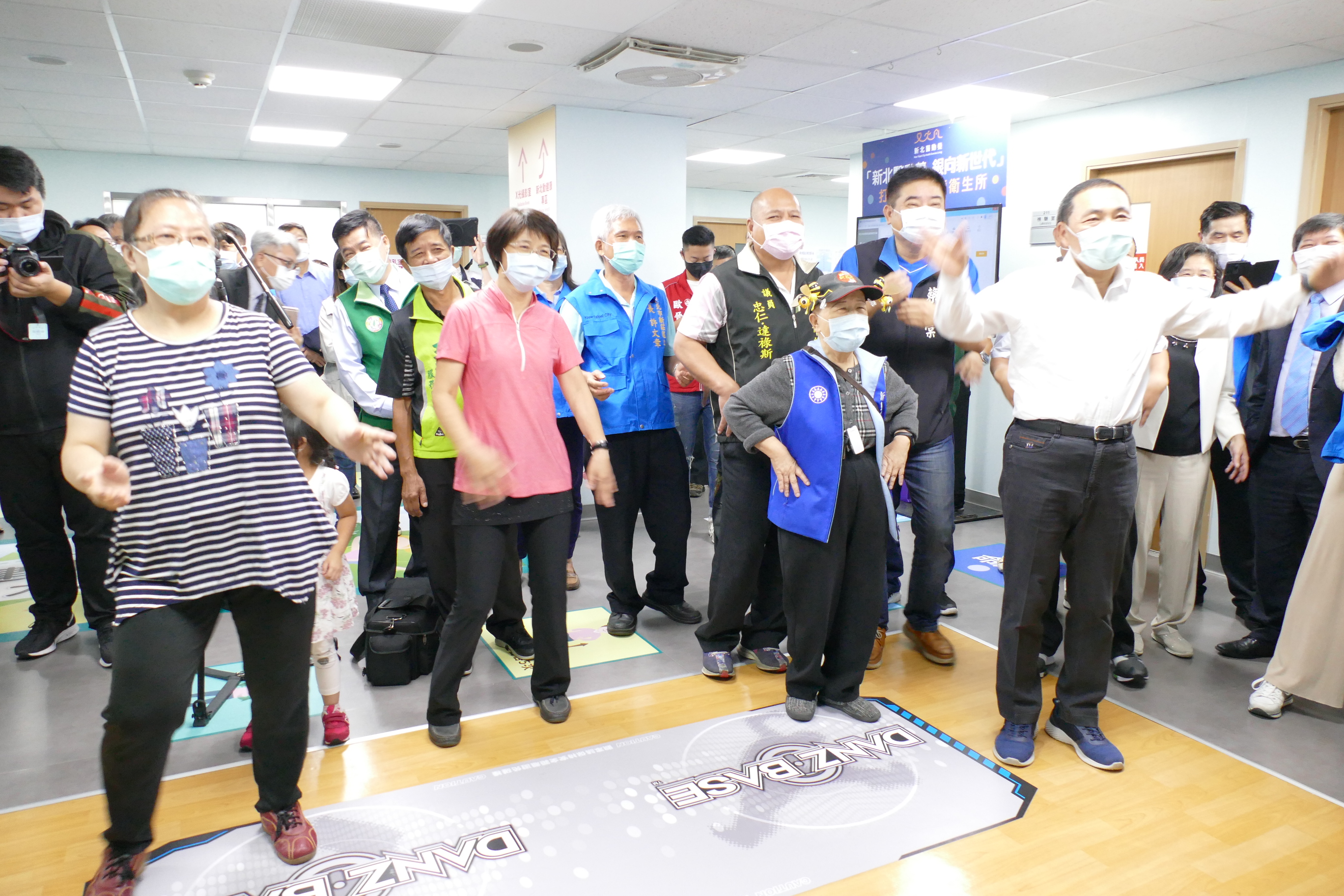 侯友宜市長於長者運動樂活場域體驗跳舞機
