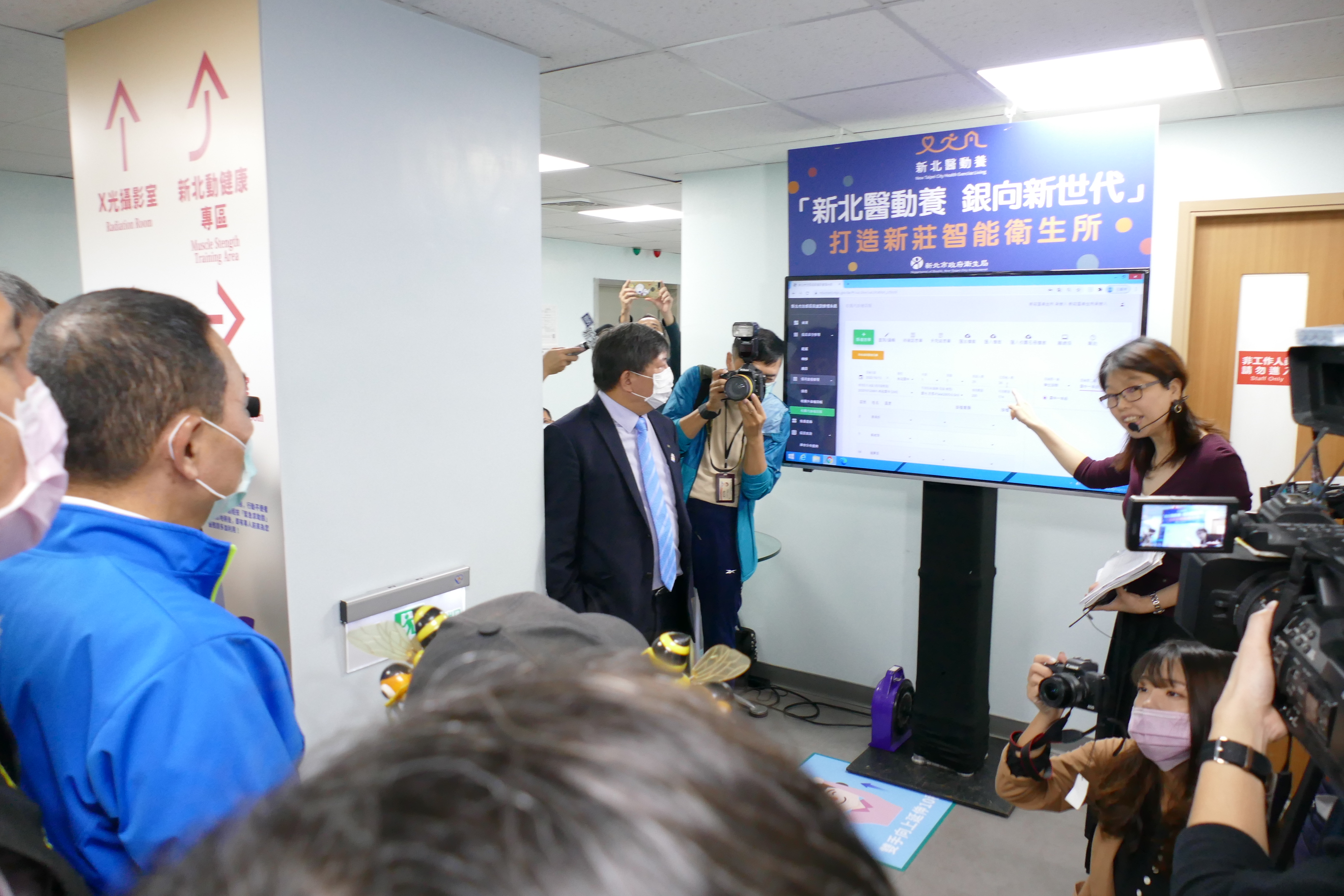 侯友宜市長聽取疫苗智慧服務管理系統之介紹