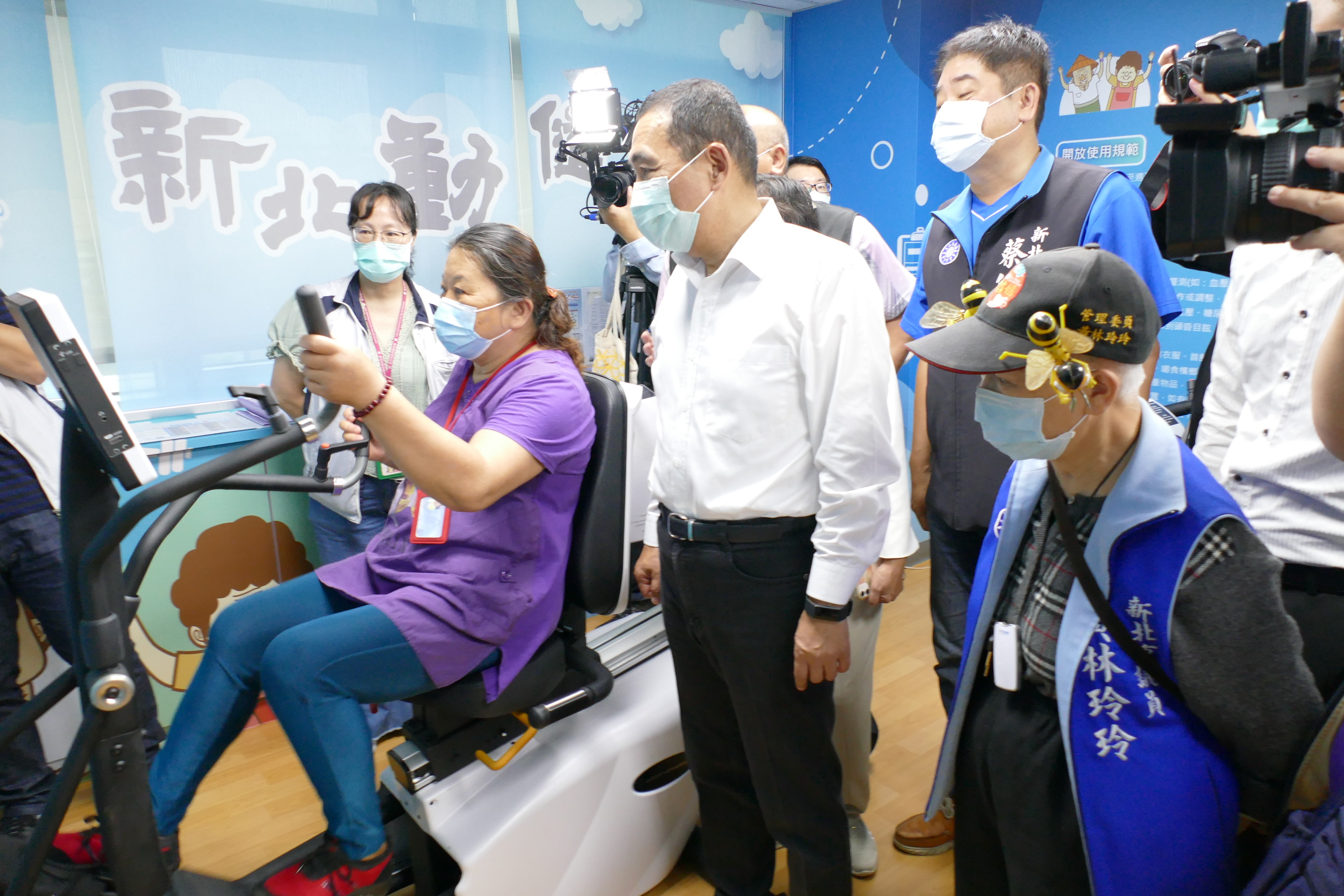 侯友宜市長視察新莊智能衛生所2樓的長者運動樂活場域