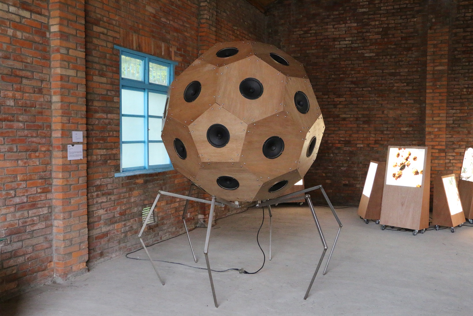 藝術家廖建忠以記憶為靈感所創作的作品「傾聽眾聲」正於本次展覽中展出