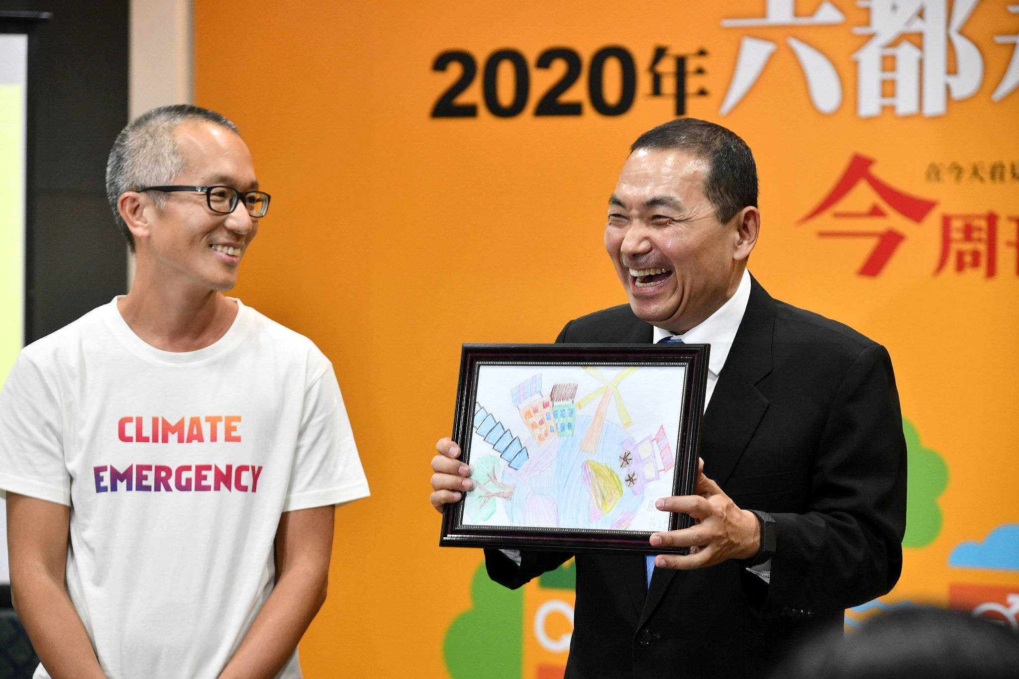 綠色和平代表致贈侯市長孩童畫作