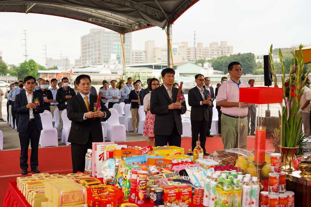國泰人壽土城區沛陂段廠辦大樓興建工程動土典禮祭祀儀式(左起：新北市吳明機副市長、國泰人壽郭文鎧副總經理)