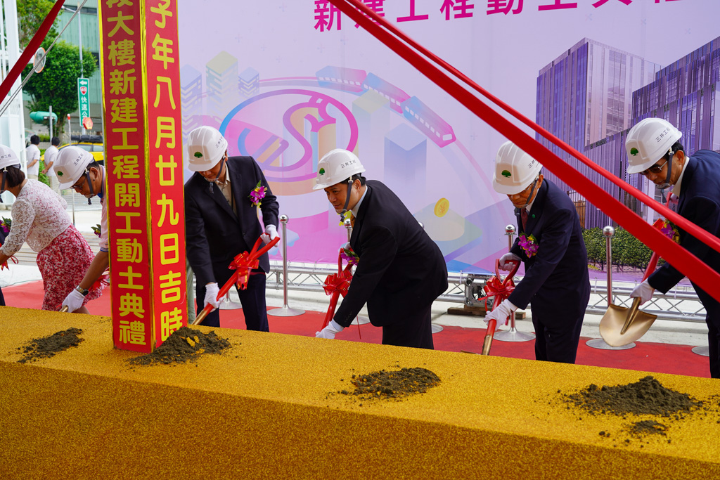 國泰人壽土城區沛陂段廠辦大樓興建工程動土典禮(左2起：國泰人壽郭文鎧副總經理、新北市吳明機副市長)
