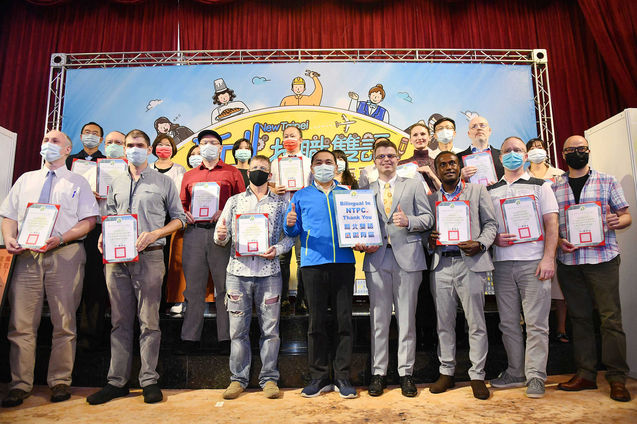 新北市長侯友宜今(16)早出席「新北技職雙語—雙語教師暨英語專題發表」記者會。