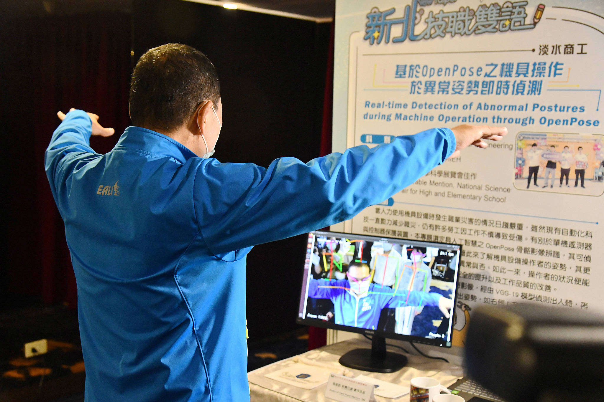 侯市長聆聽學生以英語進行專題發表。