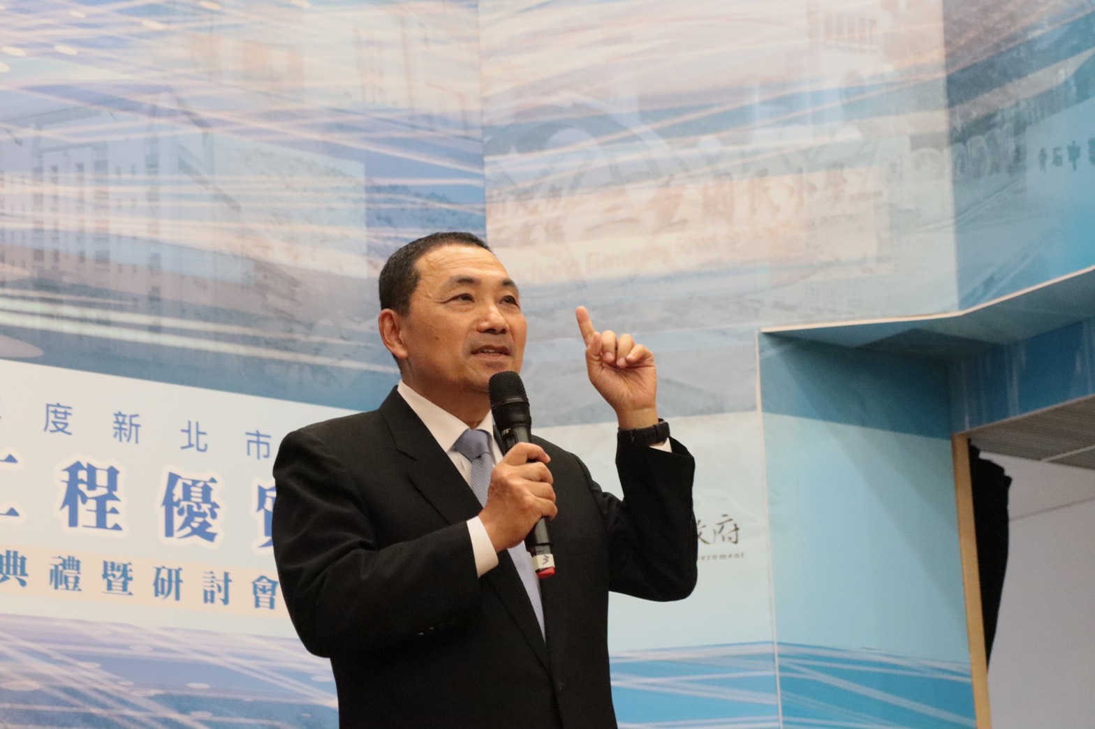 市長侯友宜今(16)日下午於市立圖書館總館演藝廳主持109年度新北市公共工程優質獎典禮，表揚獲獎工程團隊。