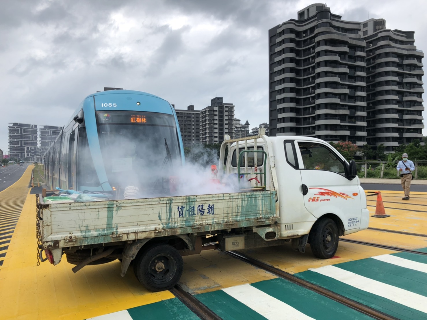 淡海輕軌第一期藍海線履勘模擬事故車輛與輕軌列車擦撞