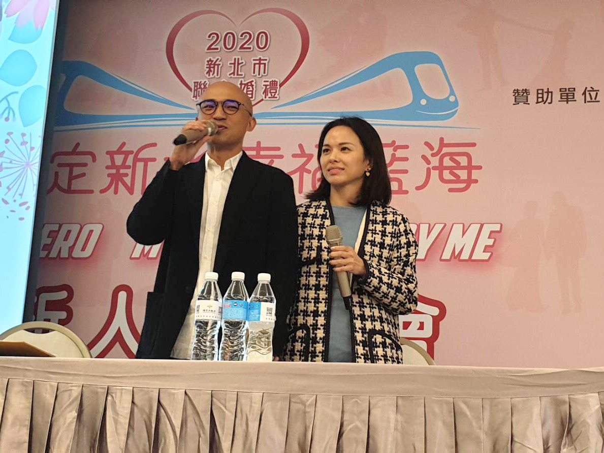 民政局今（17）日特別舉辦新人說明會邀請演藝圈中令人稱羨的銀色夫妻小馬與小米，與100對新人分享婚姻心得。