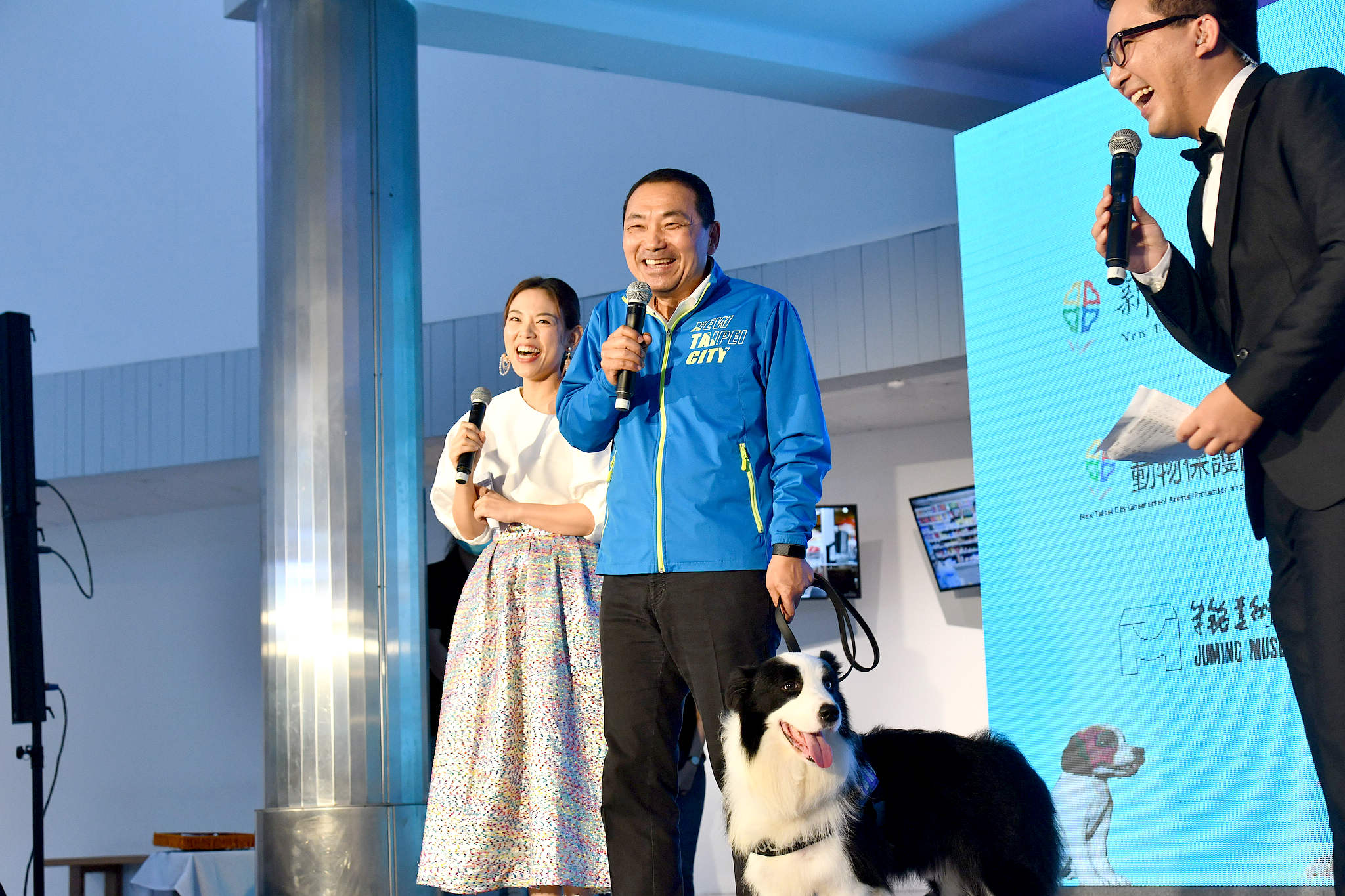 侯市長牽引警犬查理走秀