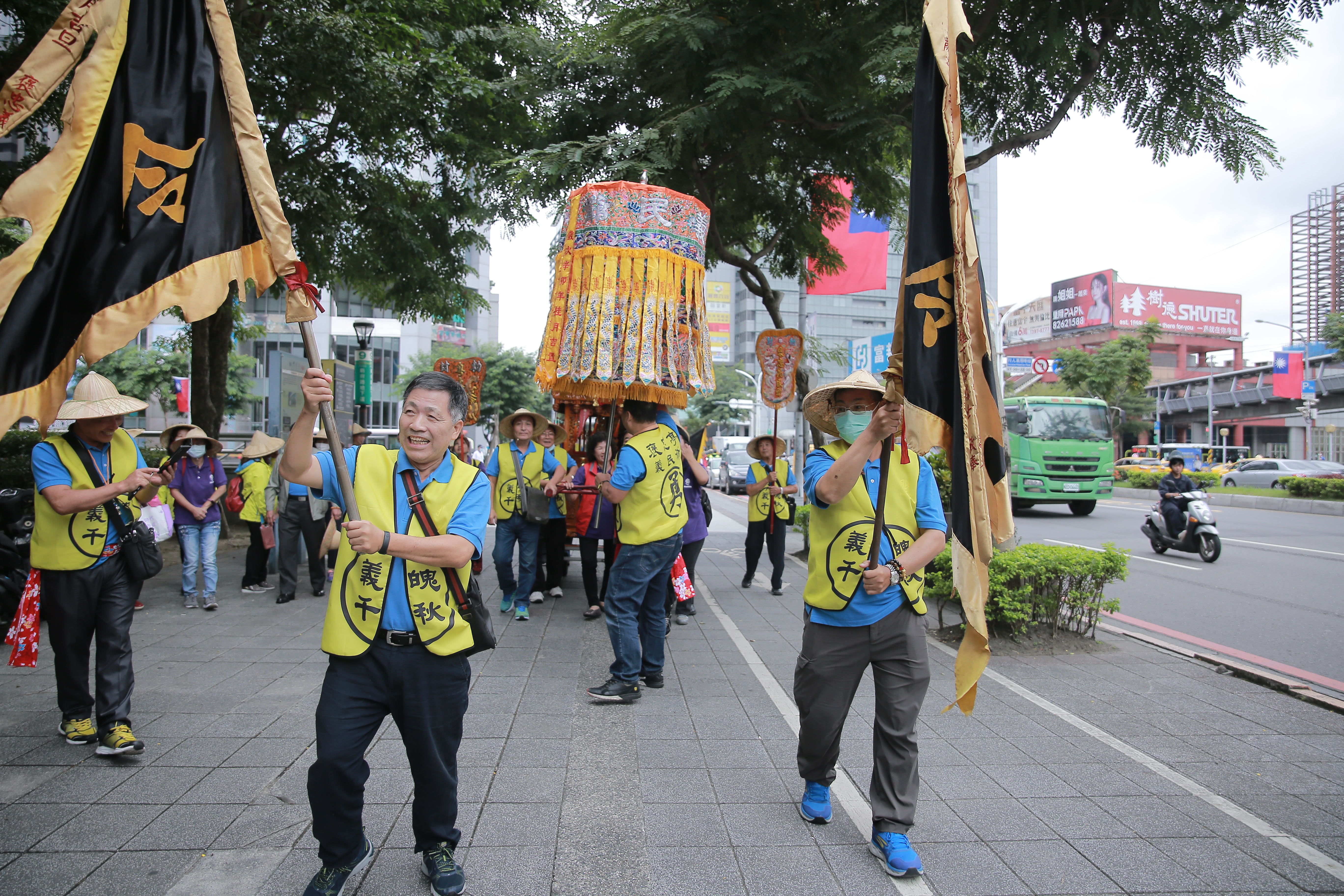 社團鄉親恭迎義民爺令旗及神轎進入主會場