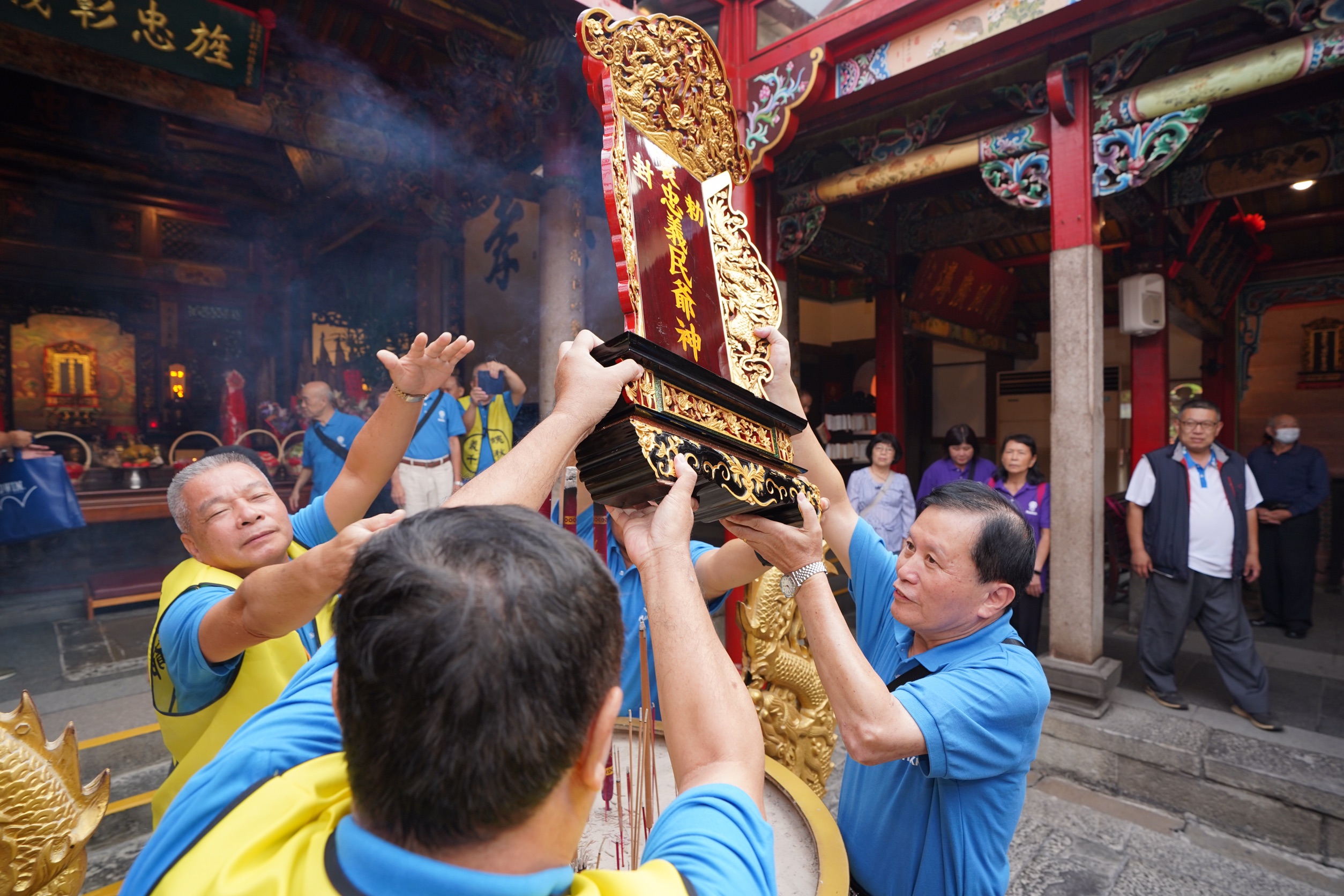 新北社團鄉親一大早南下新竹恭請義民爺神位