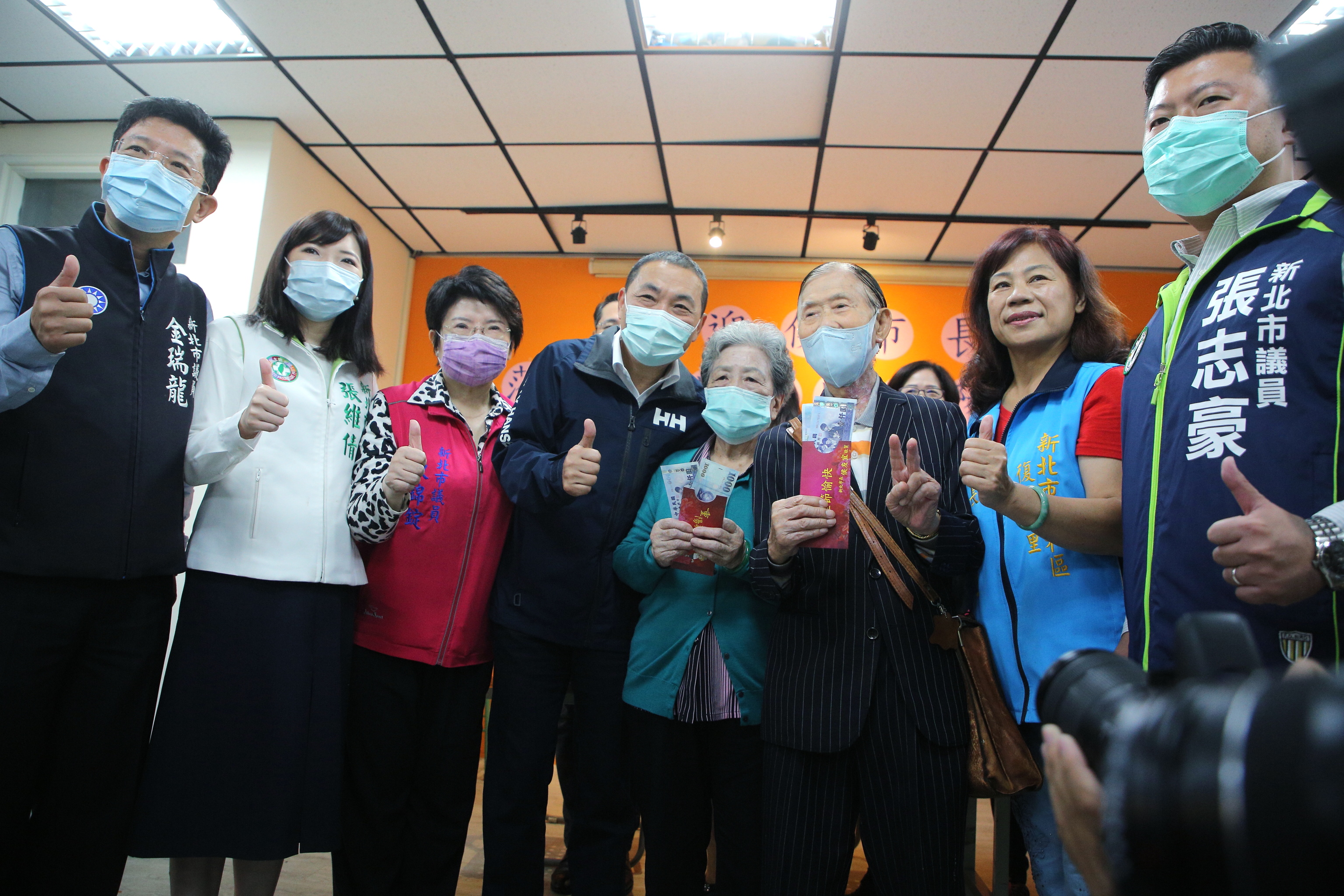 侯市長走訪中和哈客館，關心長者領取禮金情形。