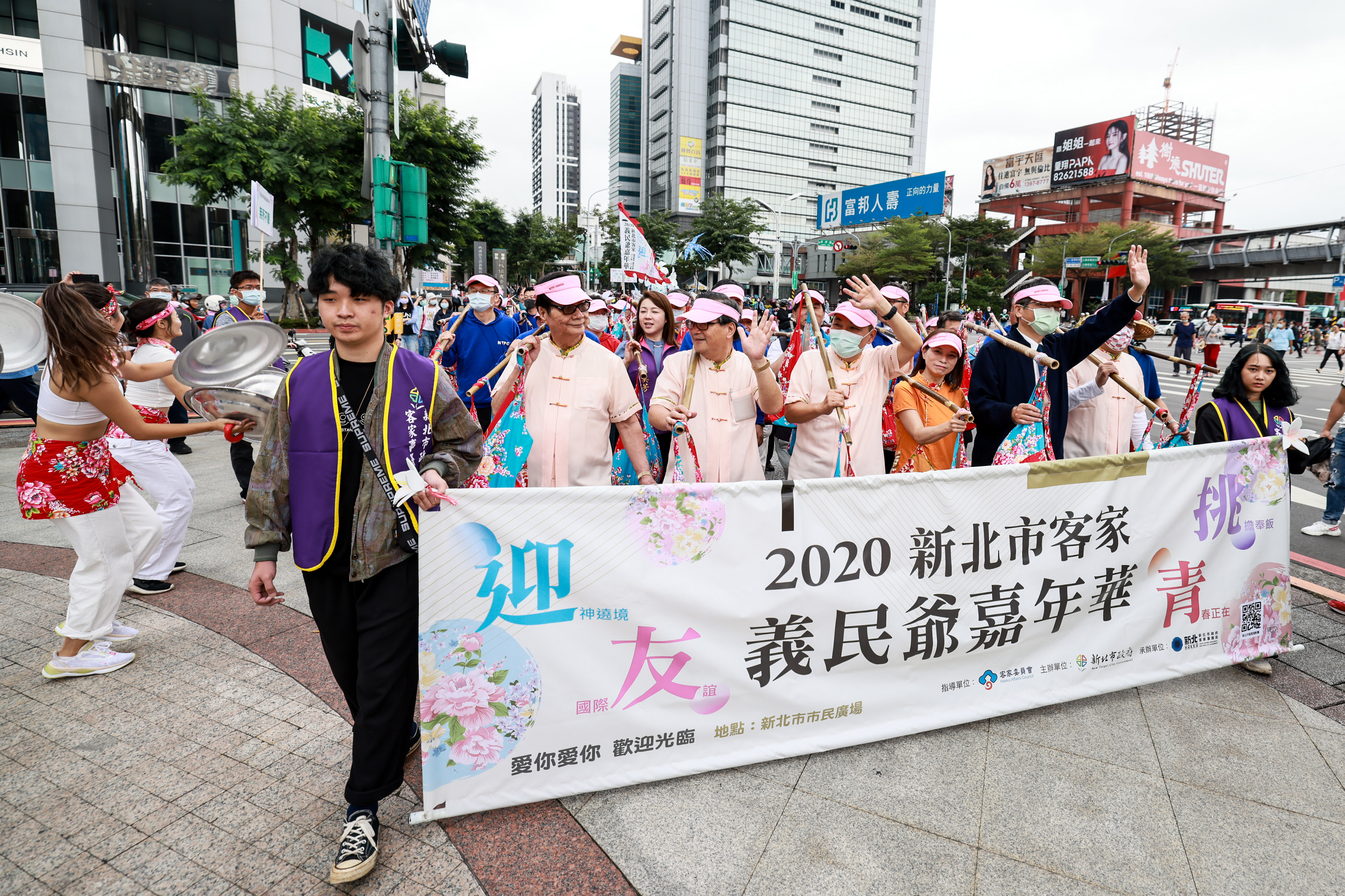 侯友宜市長和現場的民眾揮手致意