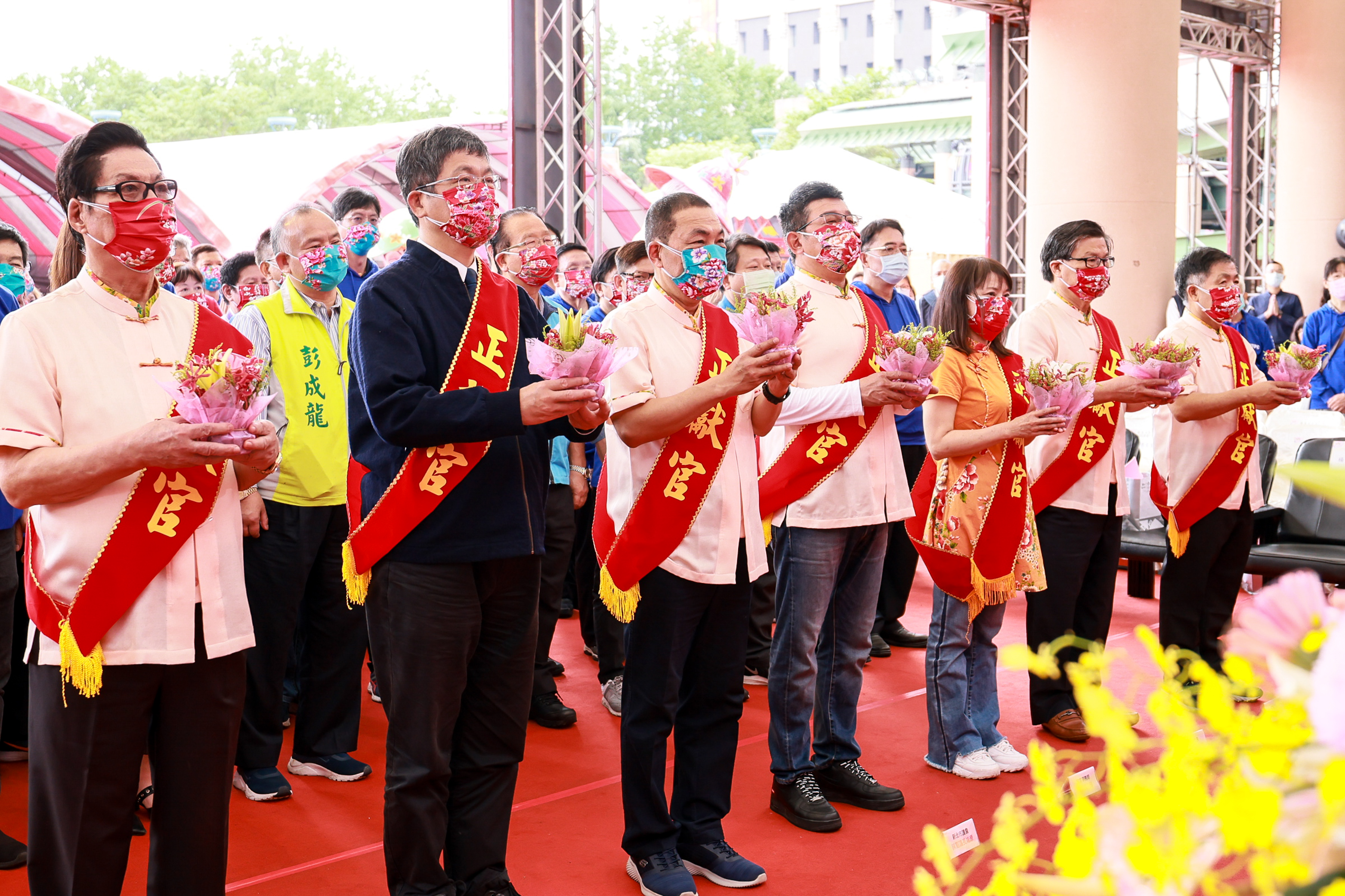 侯友宜市長率領各正獻官向義民爺行獻果禮