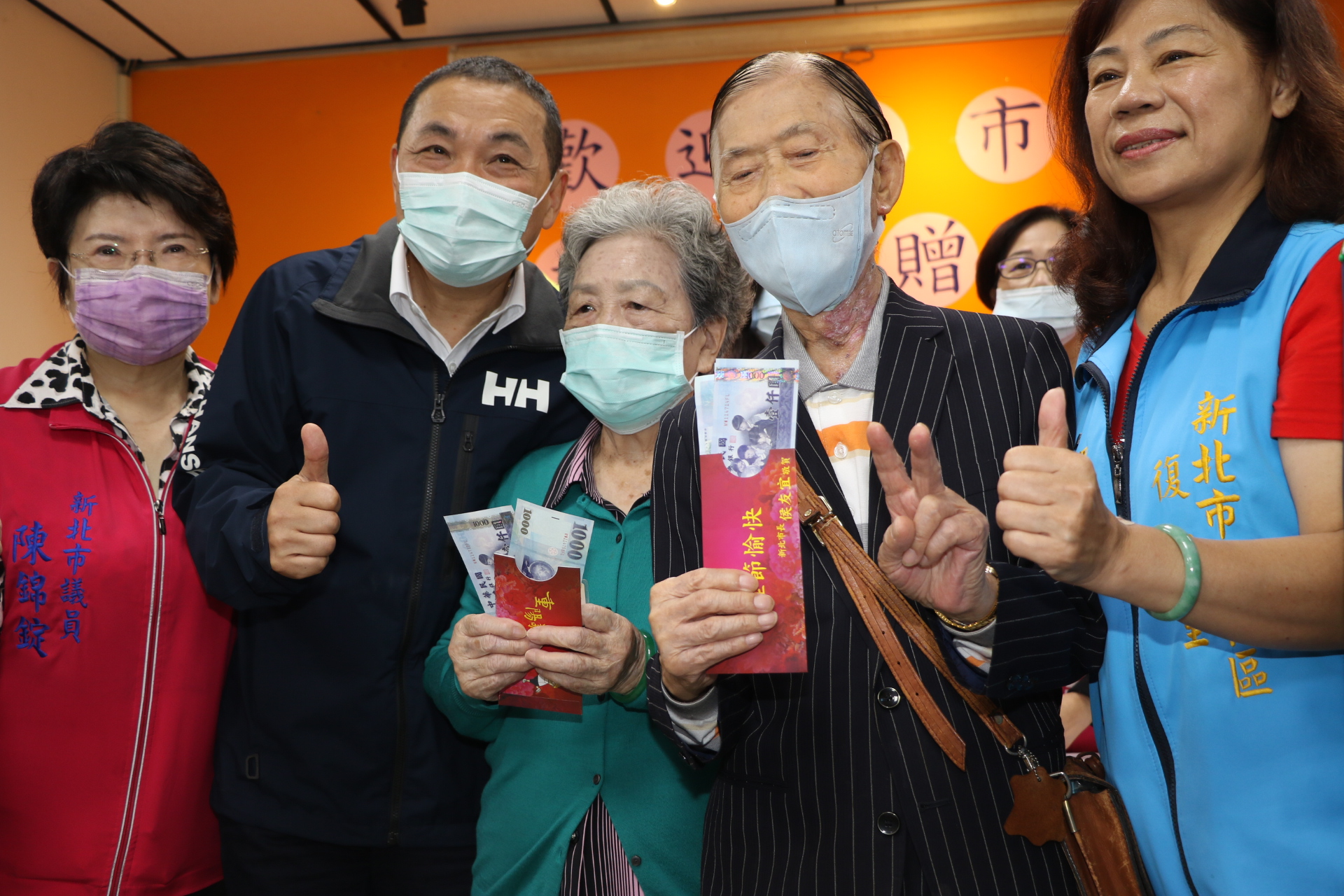 侯友宜親贈5千元重陽禮金給95歲的鄧牧民（右2）、2千元給88歲的陳朱淑瑛（右3） 兩位長輩相當開心