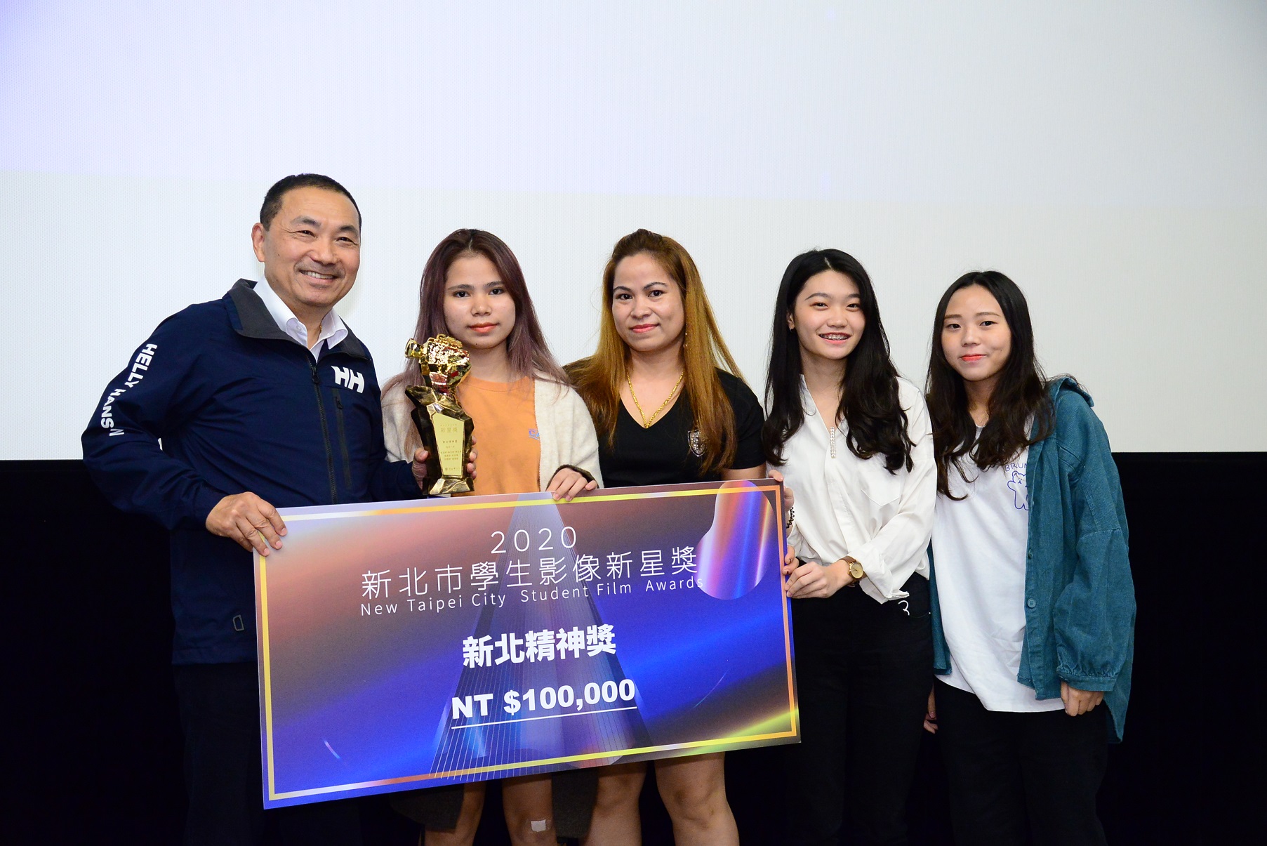 得獎作品《在水一方》拍攝團隊雙溪高中同學及畢業校友接受市長頒發新北精神獎