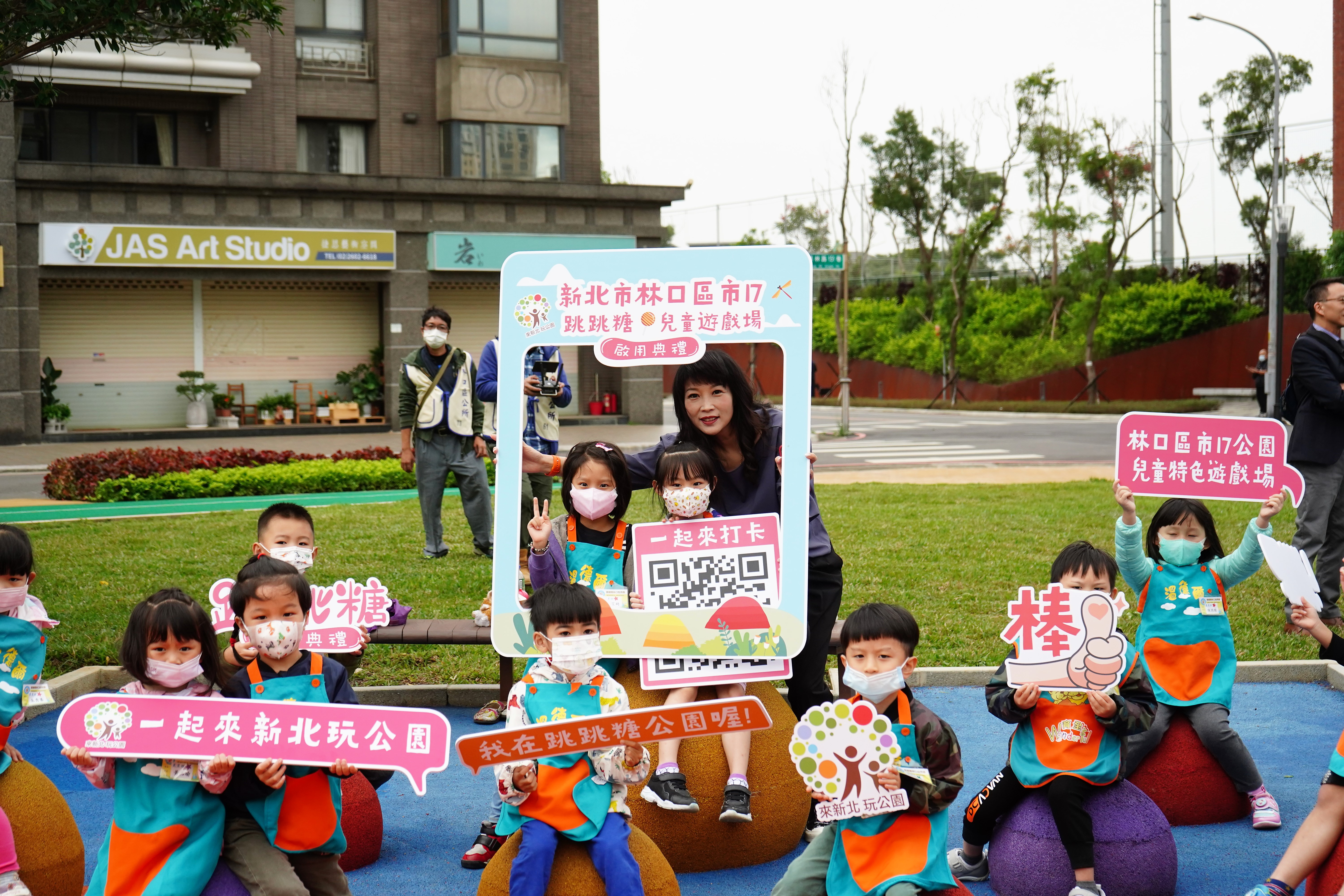 蔡淑君議員與參加的小朋友合影打卡