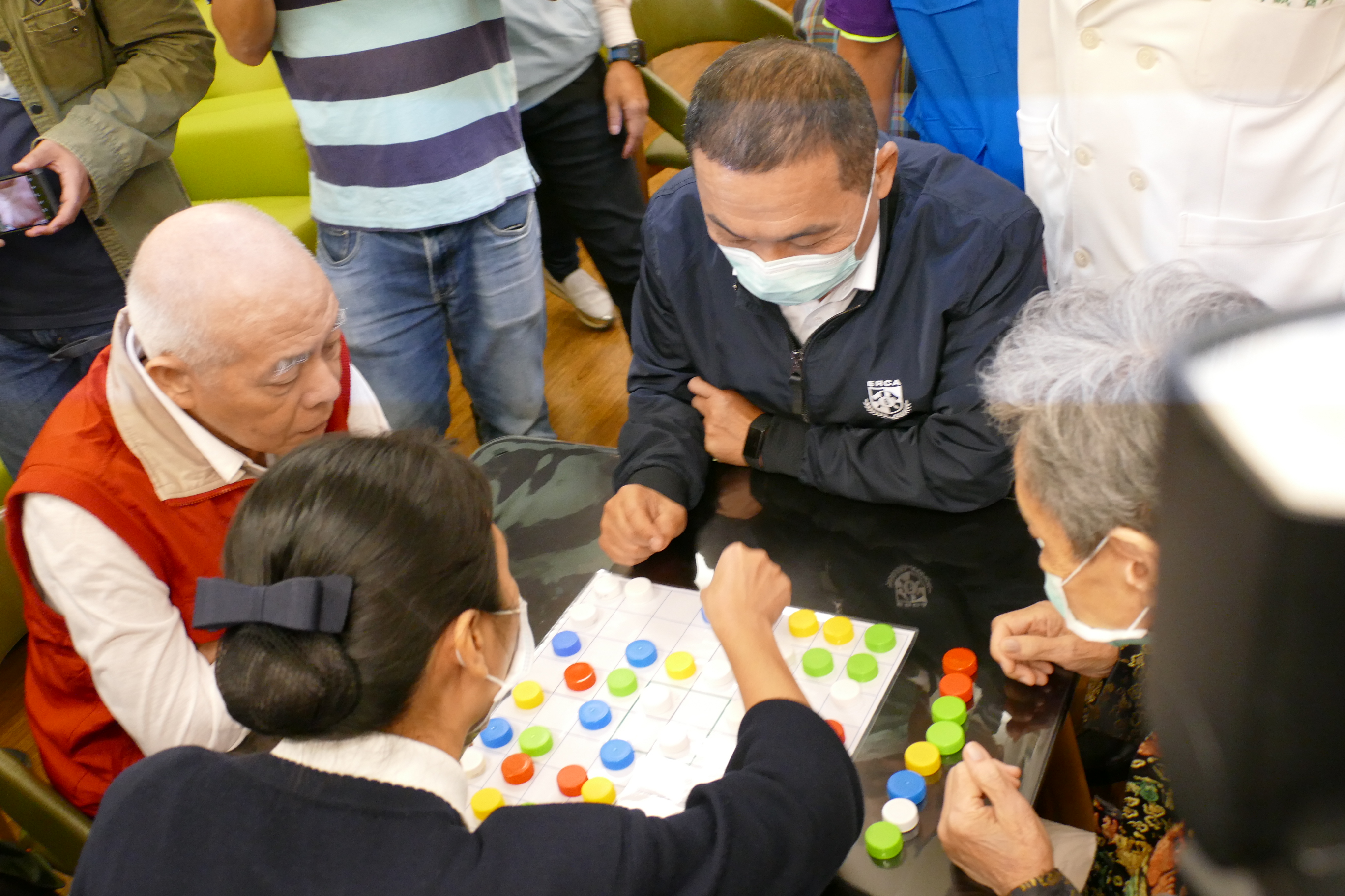 侯友宜市長與公托的長者互動