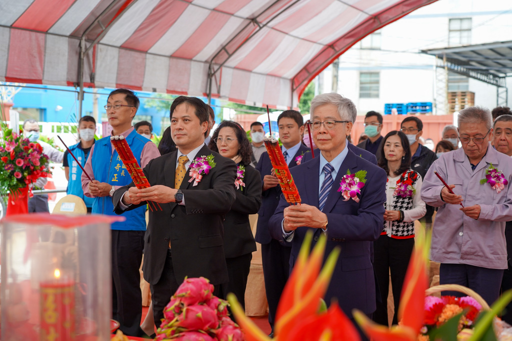 春源鋼鐵三重總部廠辦大樓動土典禮祭祀儀式(左起：新北市吳明機副市長、春源鋼鐵蔡錫奇董事長)
