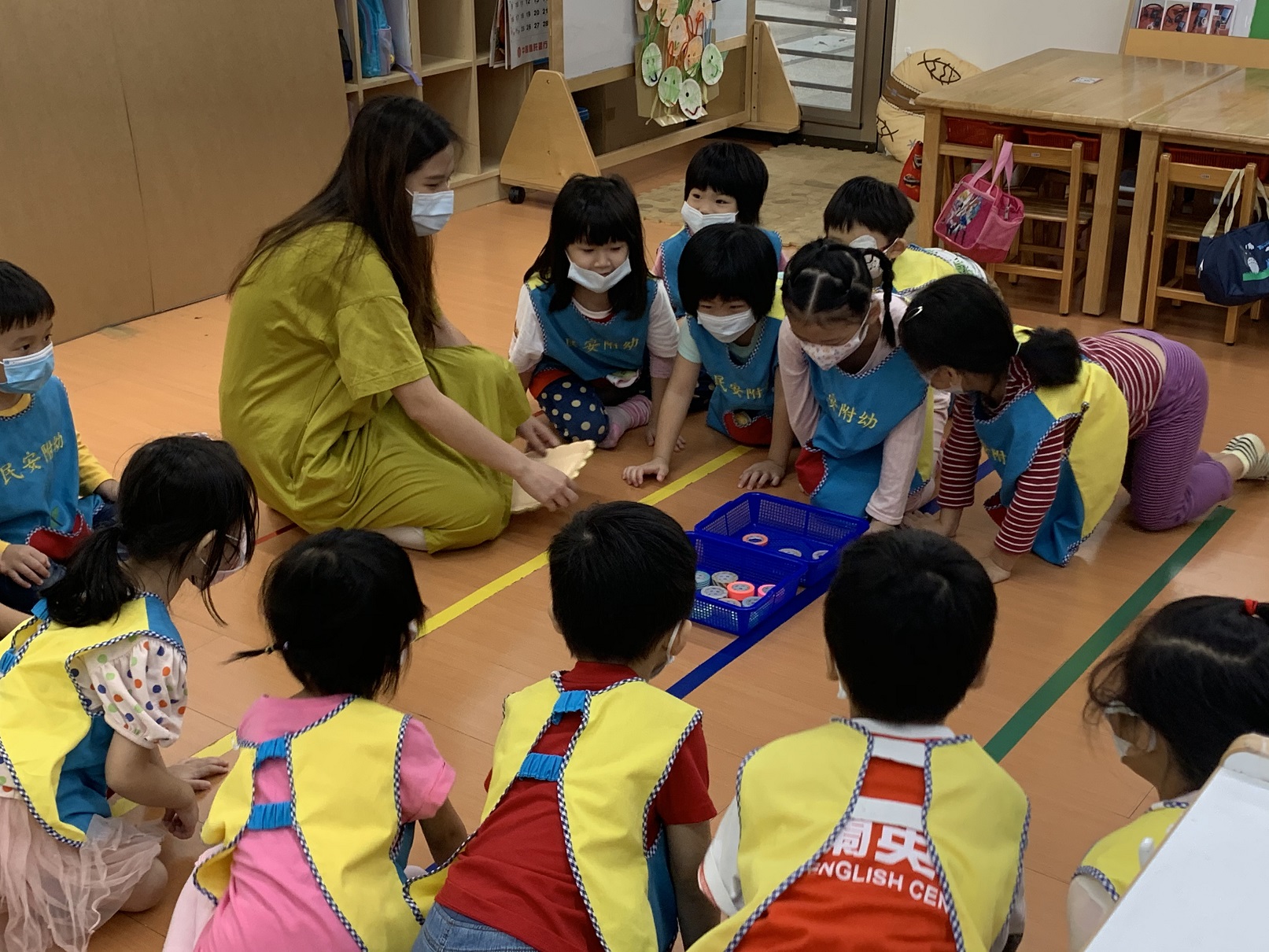 藝術家織女彤彤正在跟幼兒介紹如何把點連起來的遊戲