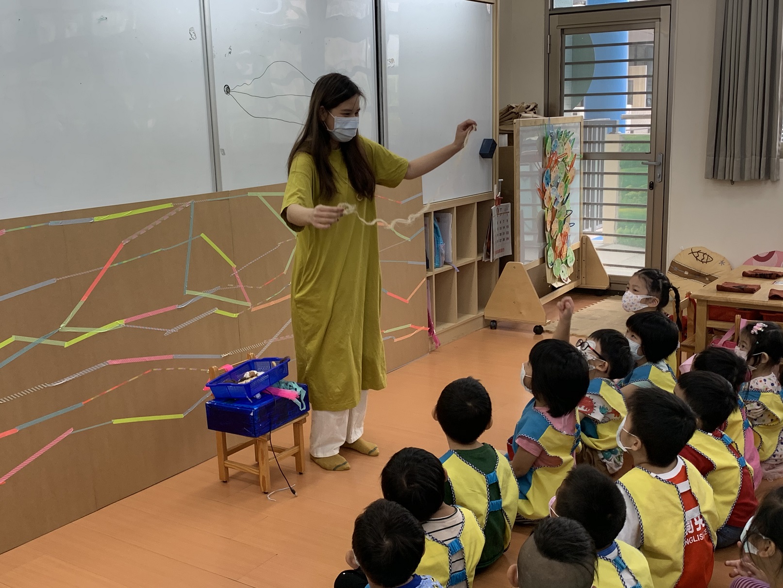 藝術家織女彤彤正在跟幼兒分享生活中常見的線
