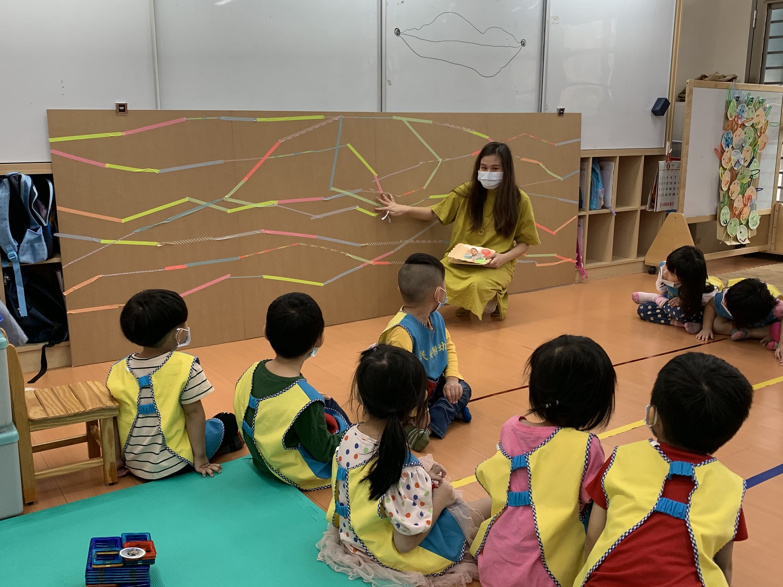 藝術家織女彤彤正在跟幼兒分享點和線