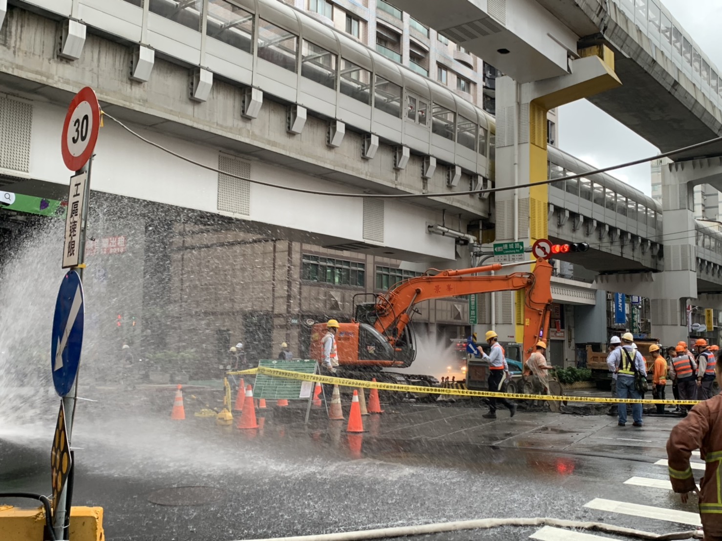 中和景平路與連城路口自來水管破裂及瓦斯外洩搶修封閉管制