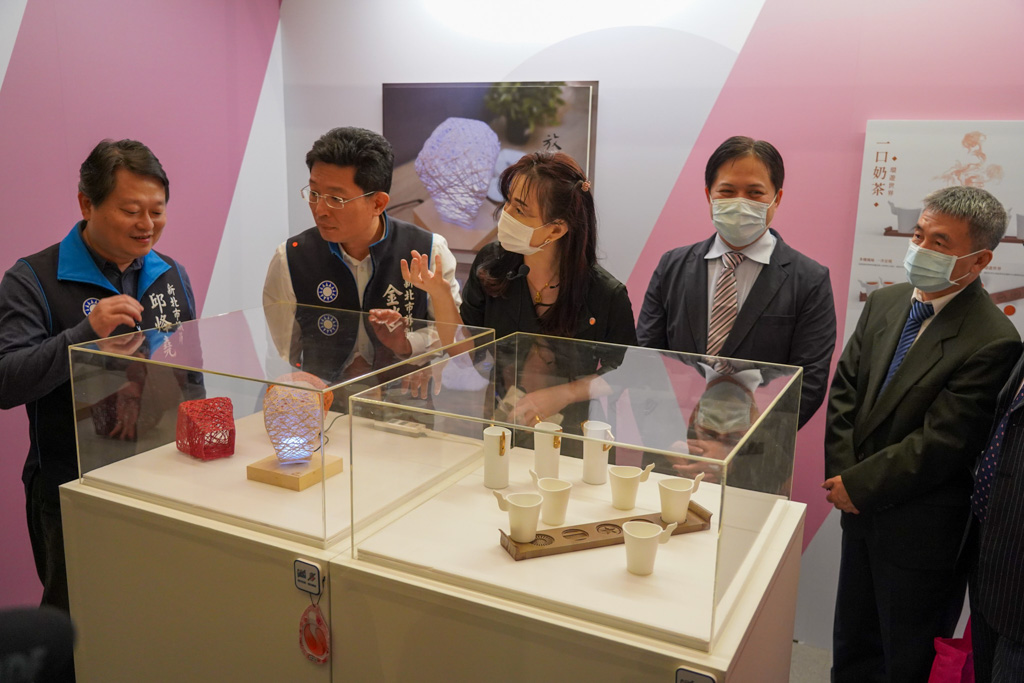 吳明機副市長及貴賓參觀「2020新北創意大賞 百華齊新」展覽