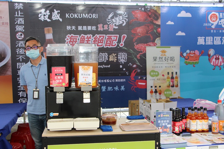 現在各式攤位供民眾挑選採購