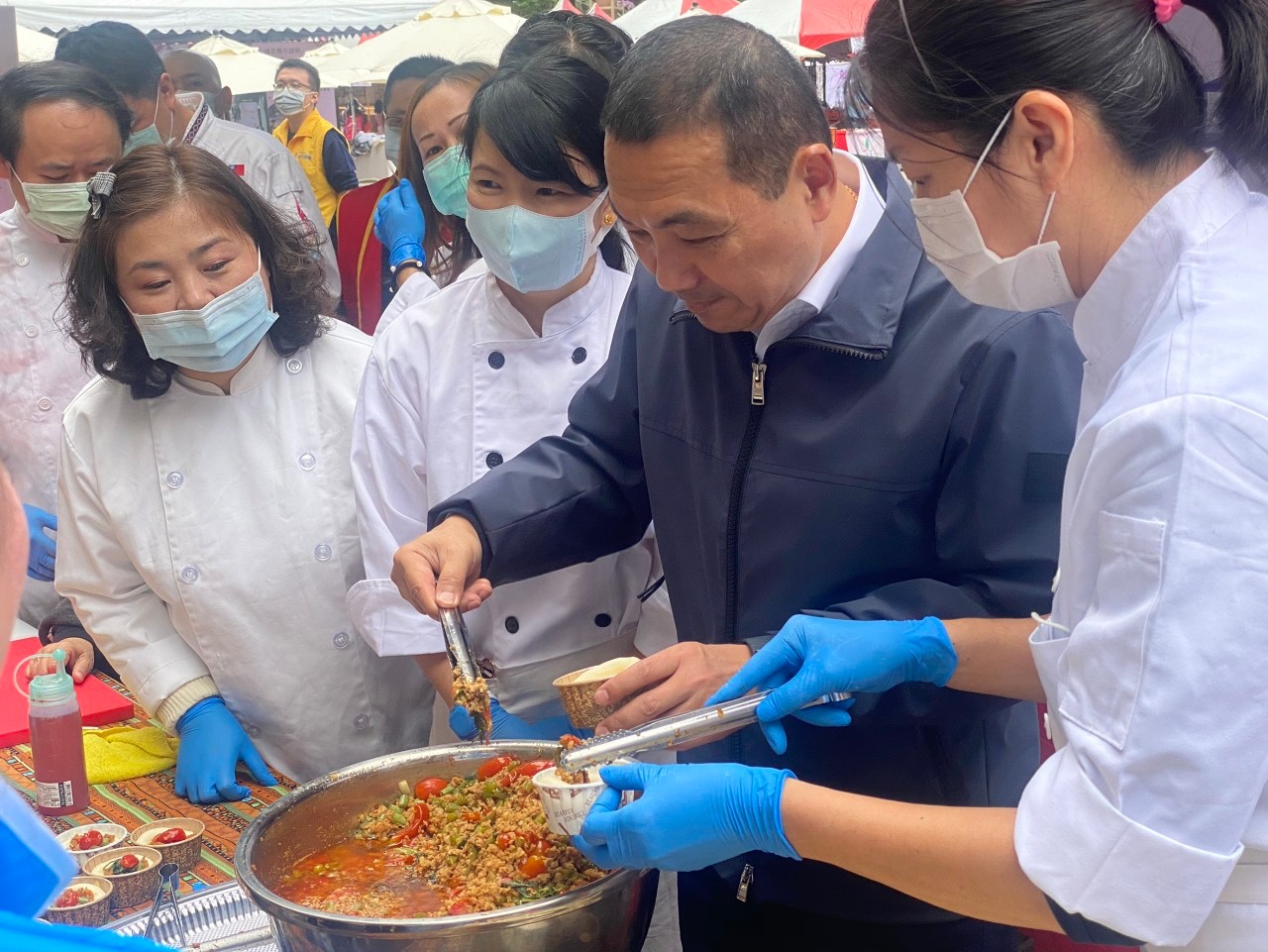 市長巡視成果展攤位，並與貴賓品嚐打拋豬口味的窩窩頭