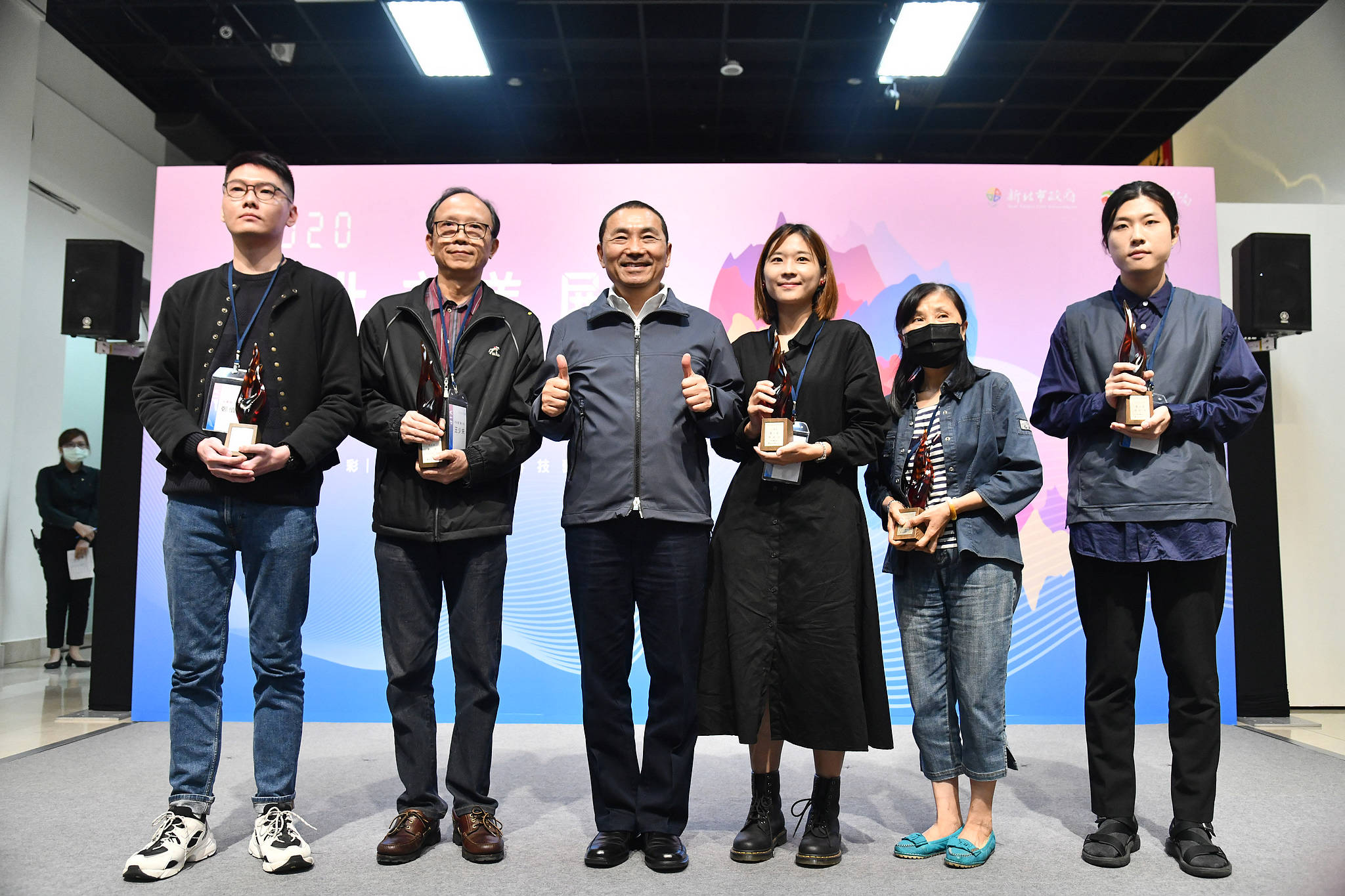 「2020新北市美展」今(24)日開幕，侯市長與五大類第一名參賽者開心合影