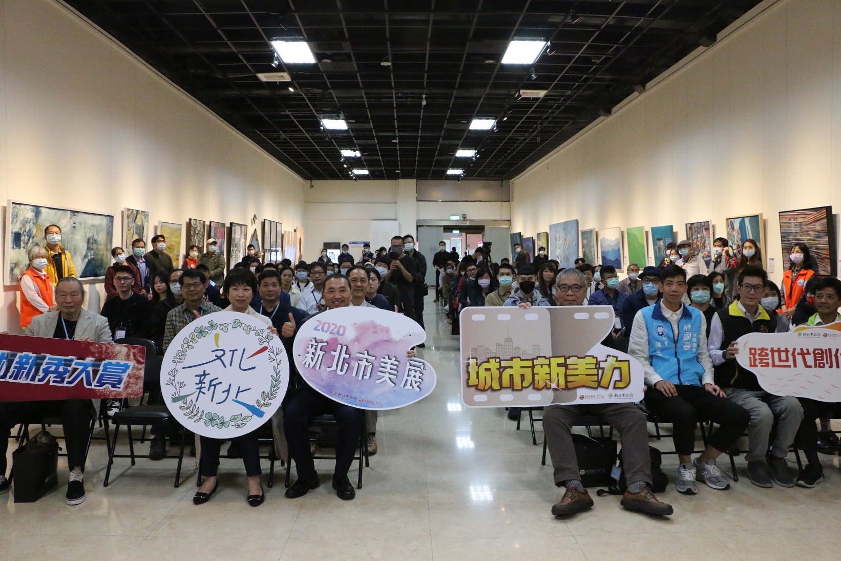 新北市市長侯友宜(左三)、文化局局長(左二)、評審團代表黃海鳴老師(右四)及新北市美展各類別得獎人大合照