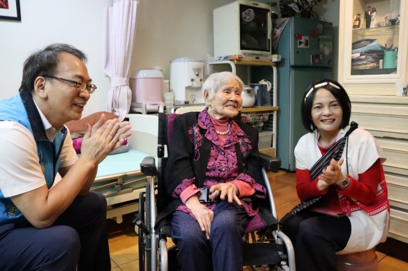 ▲原民局羅美菁局長、中和區公所賴俊達區長關懷探視全臺僅存賽德克族紋面國寶林智妹女士 (圖/新北市政府原民局提供)