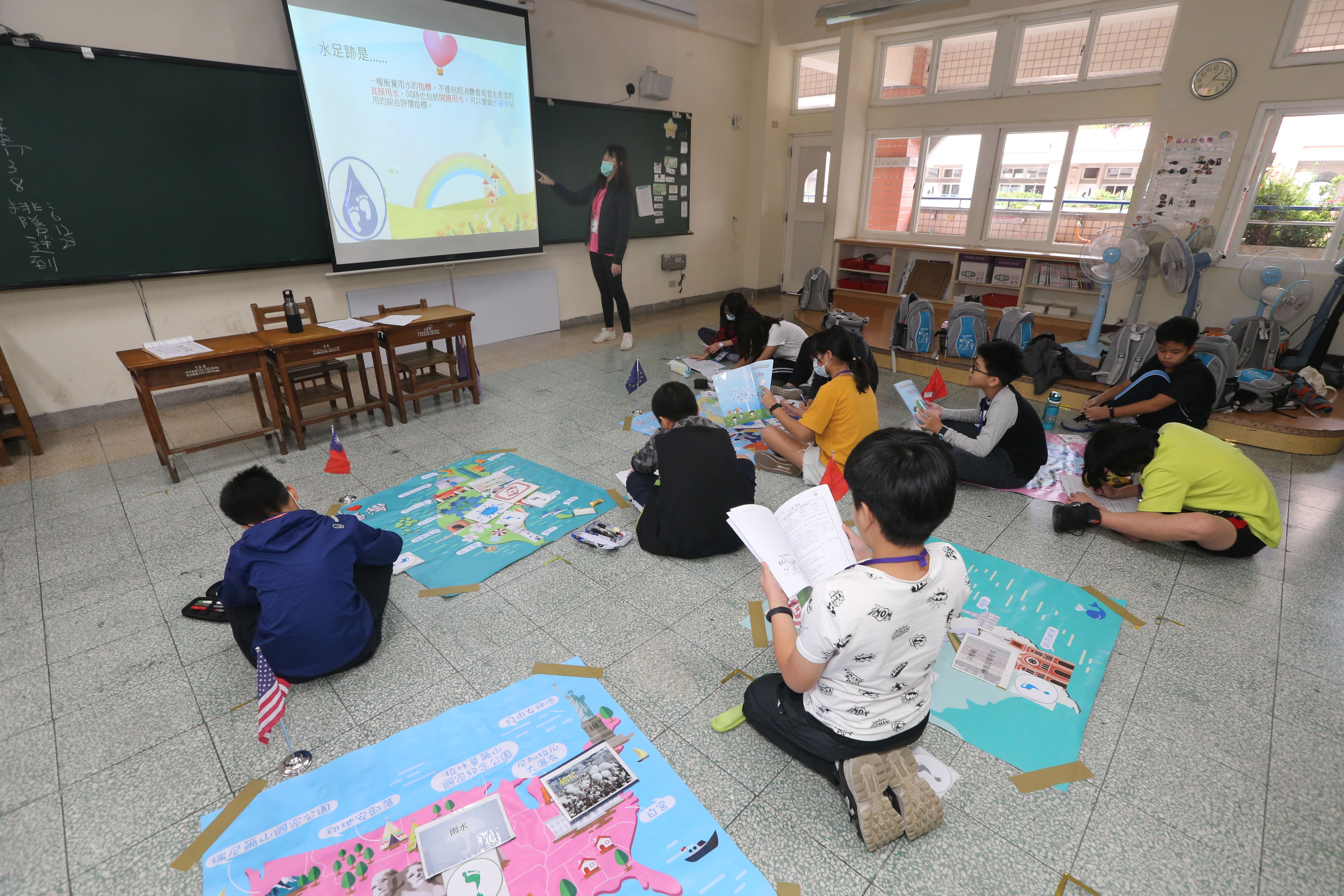 環保小局長參與「水足跡小學堂」，了解產品於生命週期中所產生的水足跡.jpg