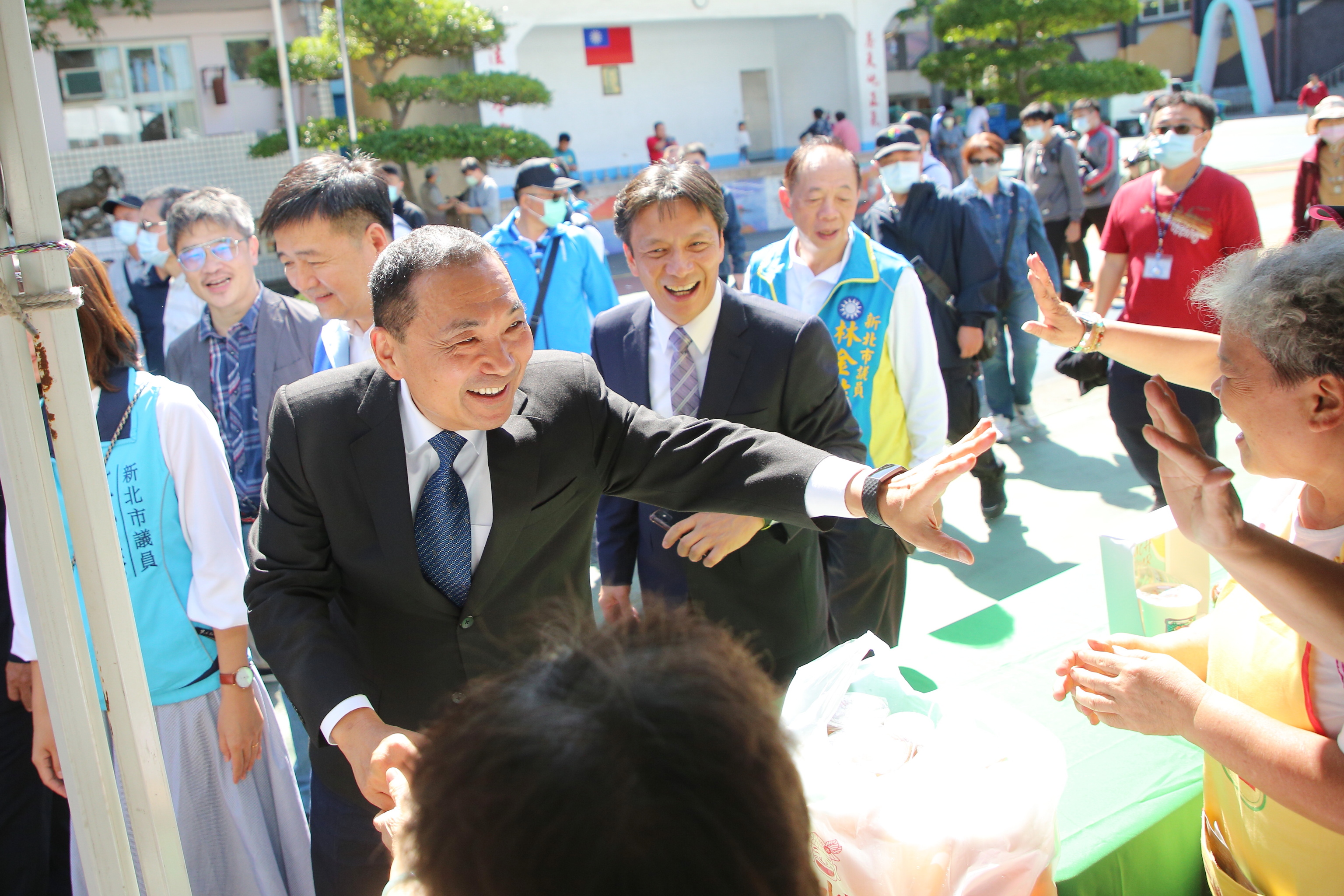 三峽區農會120周年慶，侯友宜市長與新北農產品攤商親切致意