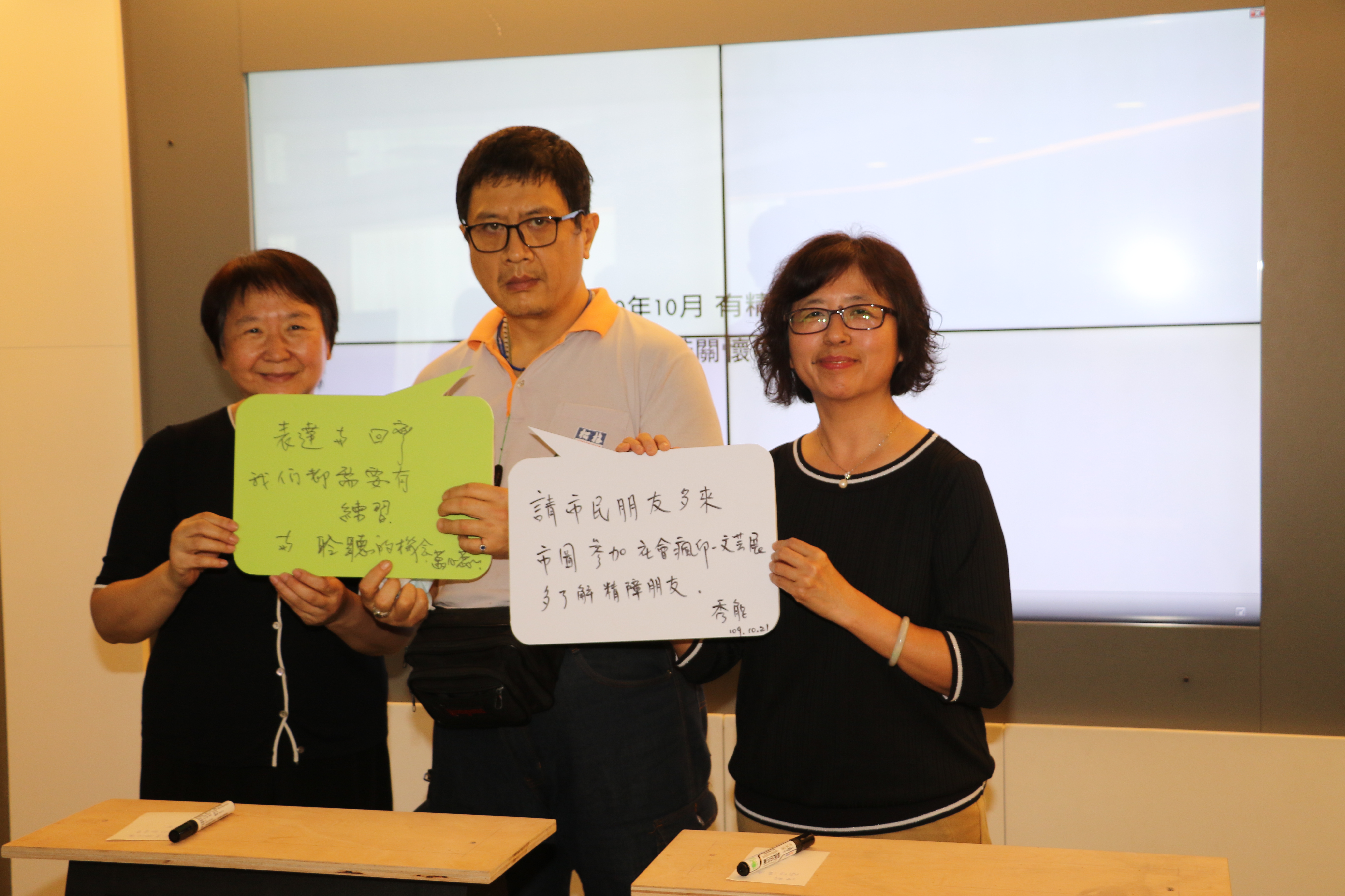 心理衛生社工專家萬心蕊（左）與社會局副局長許秀能（右）鼓勵炎清（中）走出電梯事件