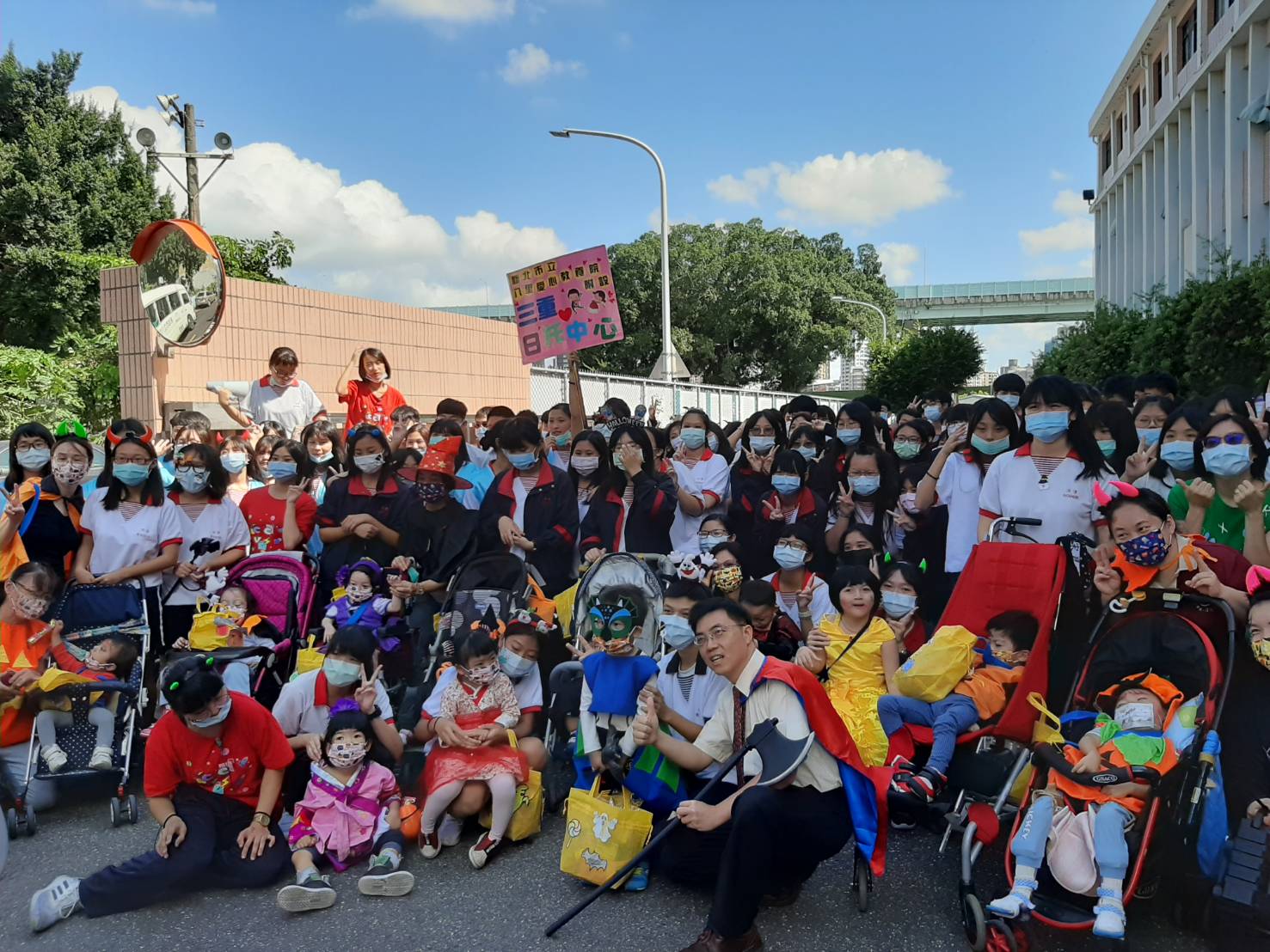 八里愛心教養院三重日托中心慢飛天使 萬聖節前夕到鄰近的清傳高商踩街討糖吃