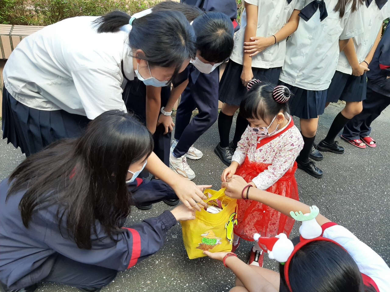 清傳高商的同學給糖果塞得小朋友南瓜袋滿滿