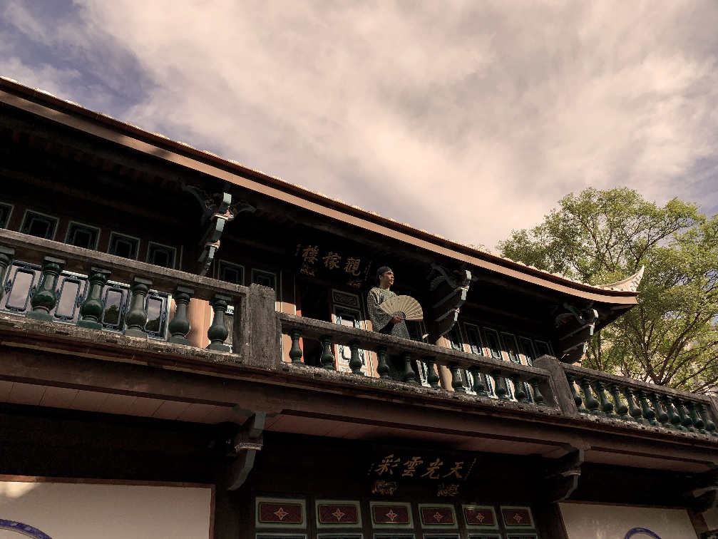 結合崑曲、京劇與現代科技的導覽內容，將為您帶來不同的遊園體驗