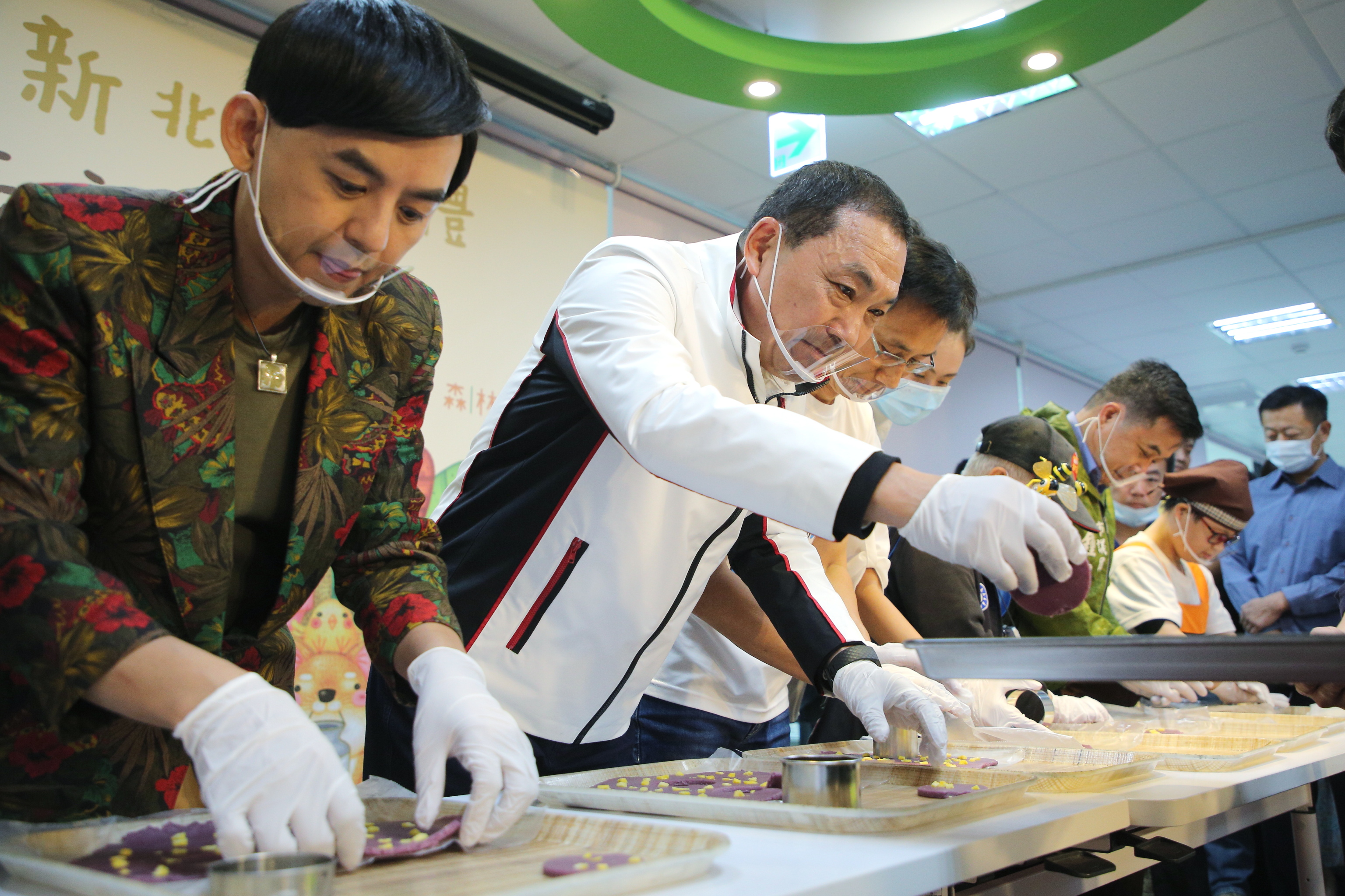 第七屆新北庇護禮發表記者會，侯友宜市長與代言人黃子佼體驗製作手工餅乾