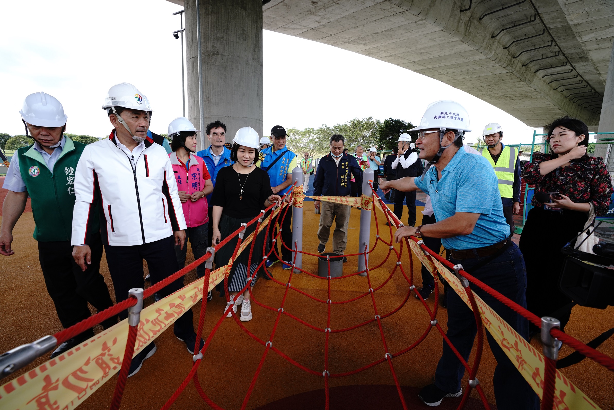 「遊憩廊帶」，增設共融遊戲場、優化堤內外串接動線，重整灘地設施以符合實際需要
