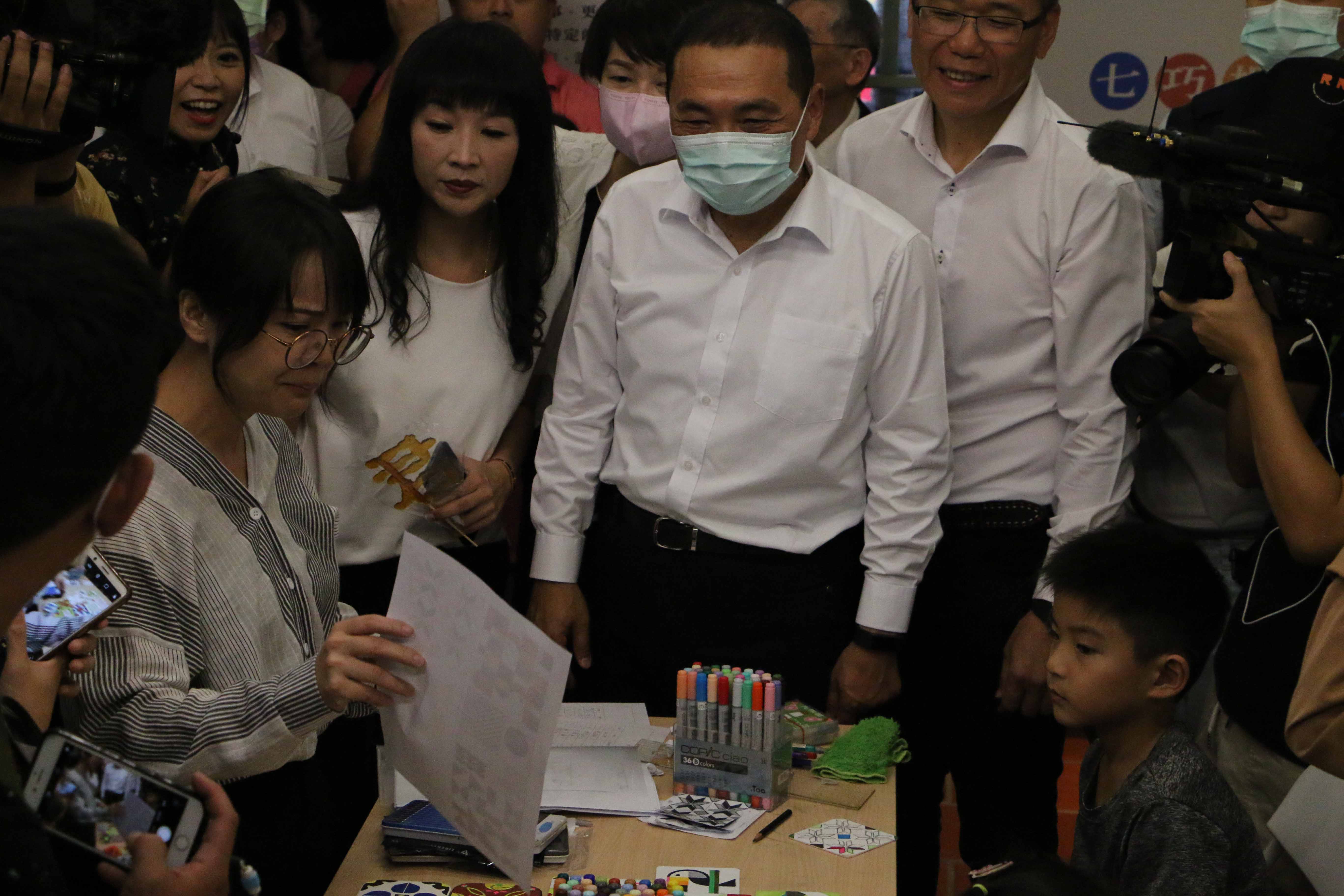 市長侯友宜至「藝遊工坊」與小朋友一同體驗藝文手作