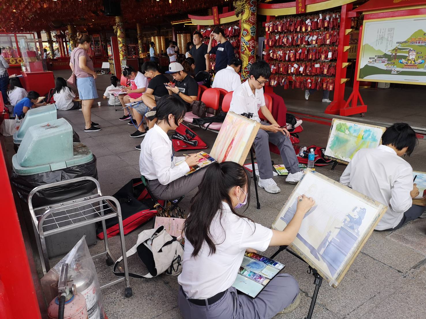 參賽者認真繪畫心中土地公