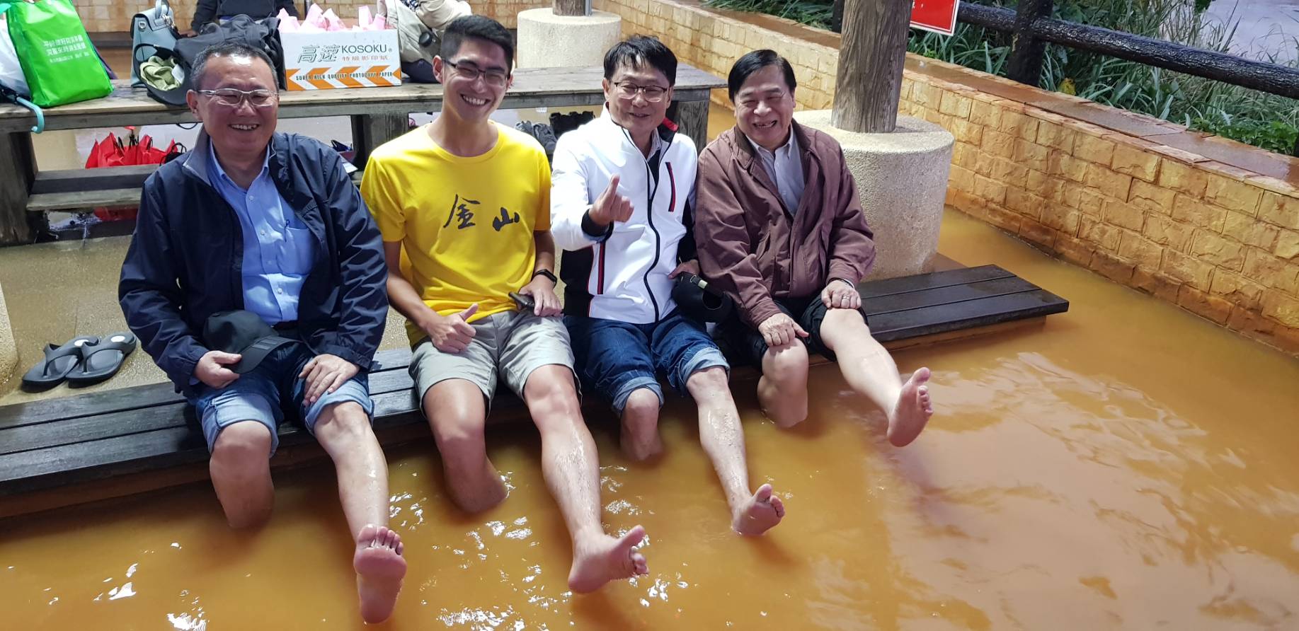 新北市副市長陳純敬率新北市政府交通局長鍾鳴時享受黃金之湯
