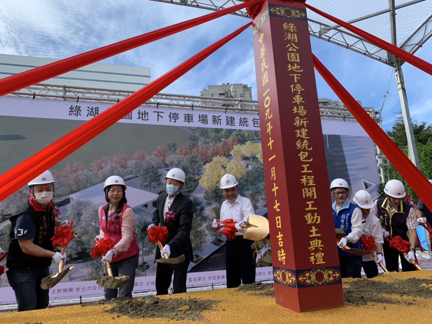 綠湖公園地下停車場工程是新店區第一座前瞻計畫停車場，預計111年10月完工啟用