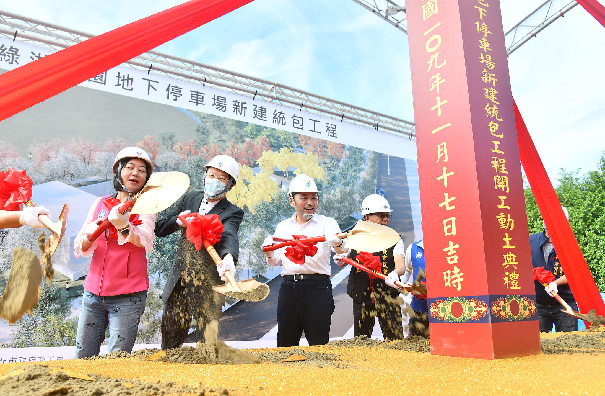綠湖公園地下停車場預計111年10月完工啟用，可提供336個汽車停車位。