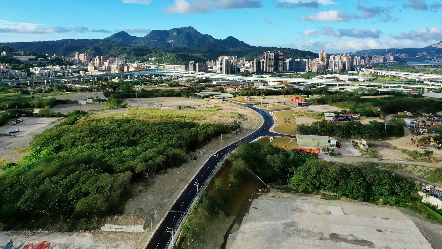 五股垃圾山中央軸帶第三期工程一改原先破損不堪、塵土飛揚的簡陋道路，共新闢615公尺道路，15日起開放通車。